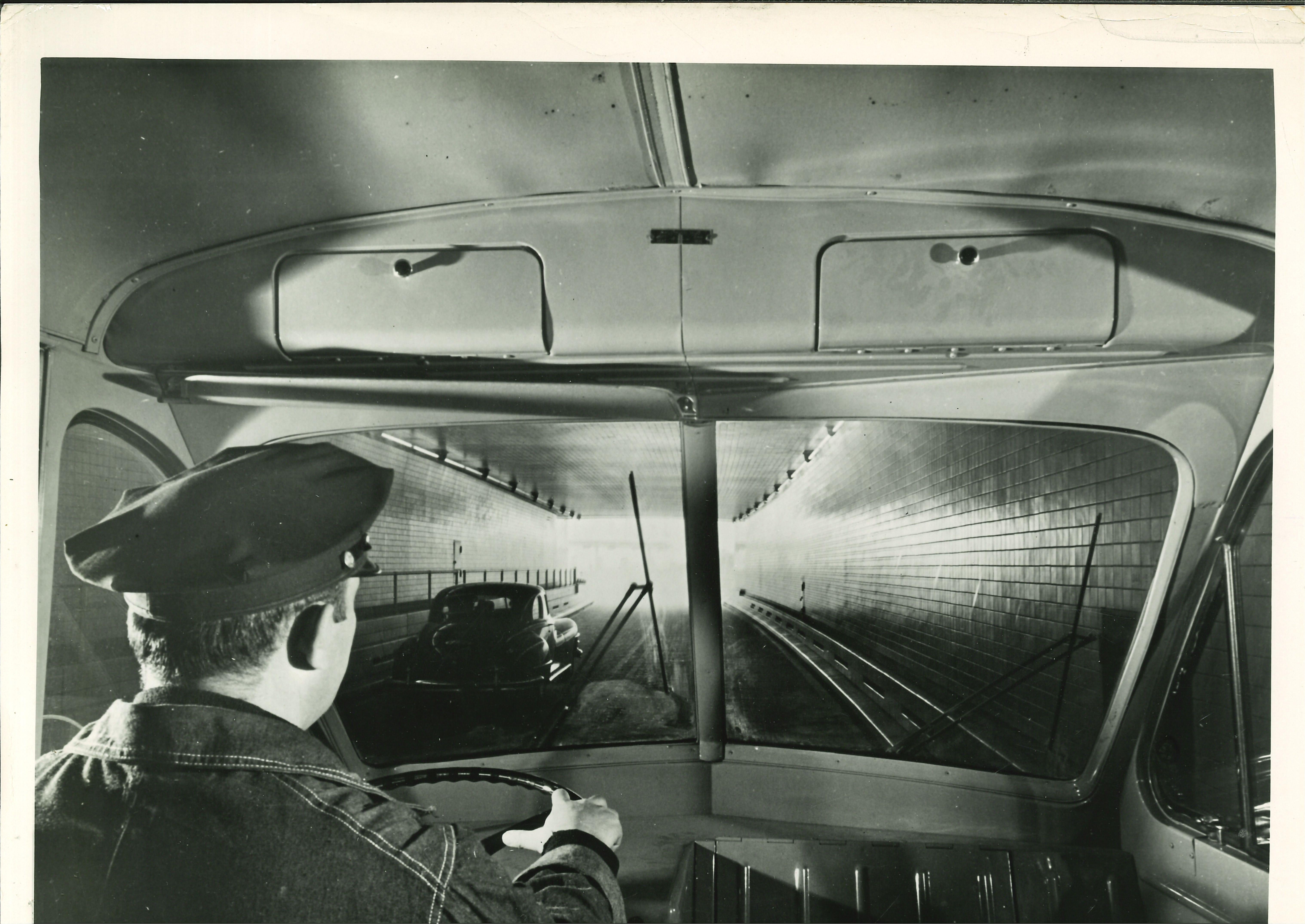 Figurative Photograph Unknown - New Tunnel sous le pont de la rivière East, au milieu du 20e siècle, Motorists de New York