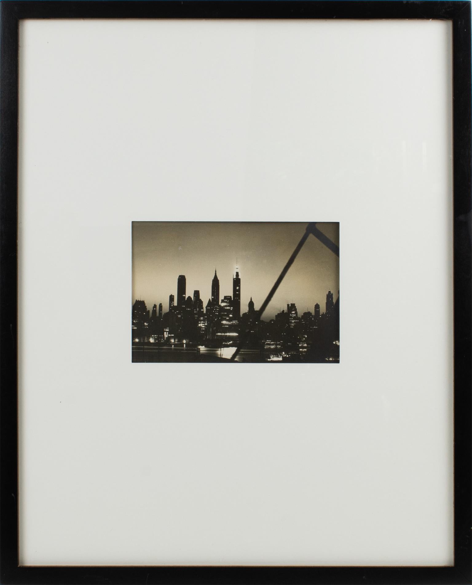 New York City by Night, circa 1950, photographie encadrée à la gélatine argentique B and W - Photograph de Unknown