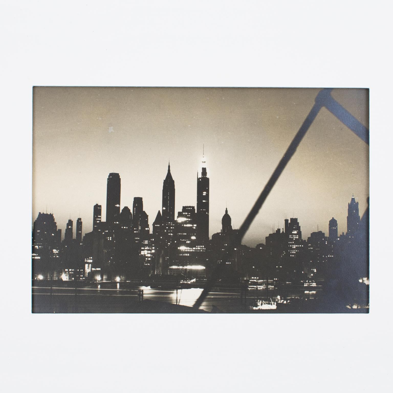 New York City by Night, circa 1950, photographie encadrée à la gélatine argentique B and W en vente 2