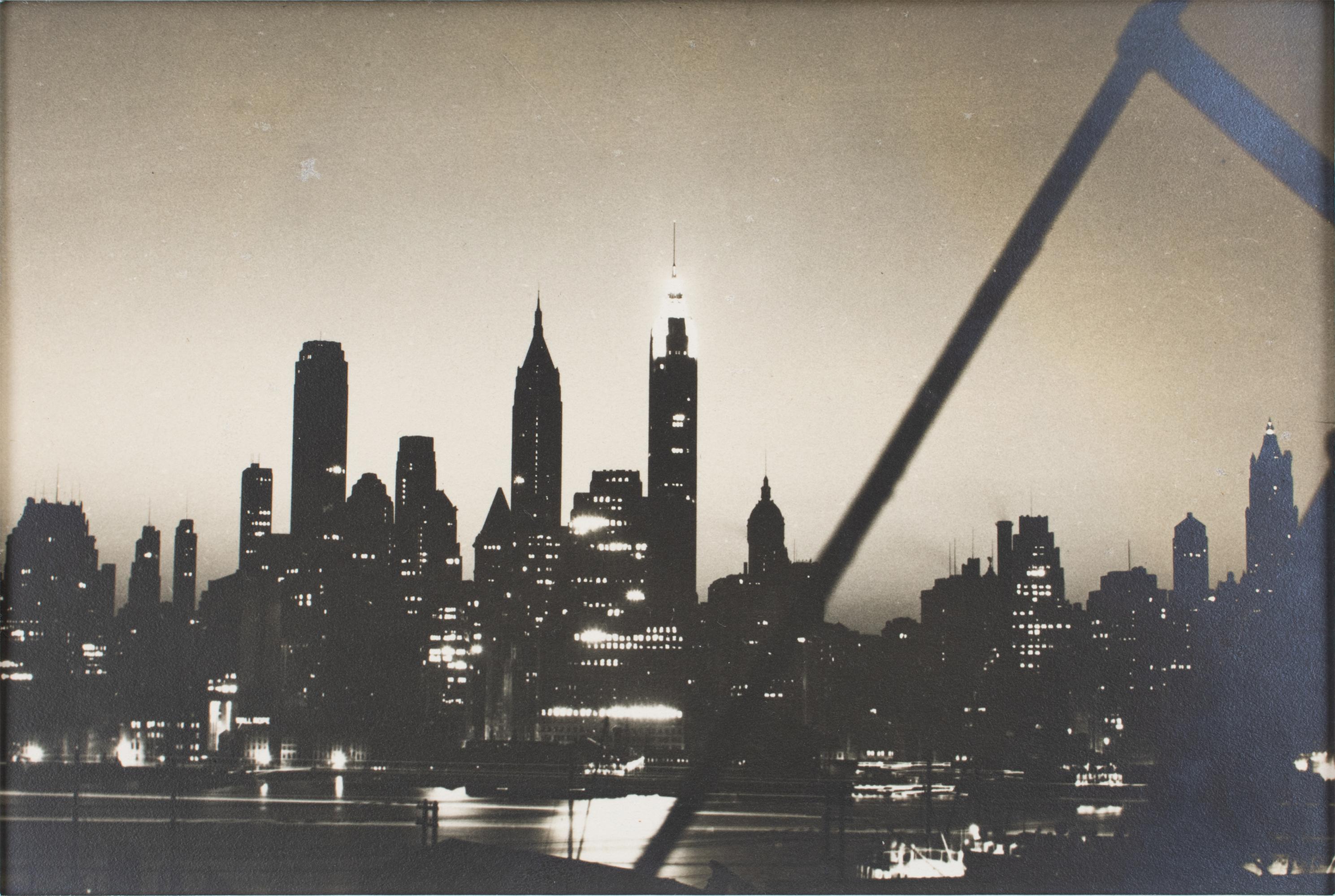 Black and White Photograph Unknown - New York City by Night, circa 1950, photographie encadrée à la gélatine argentique B and W