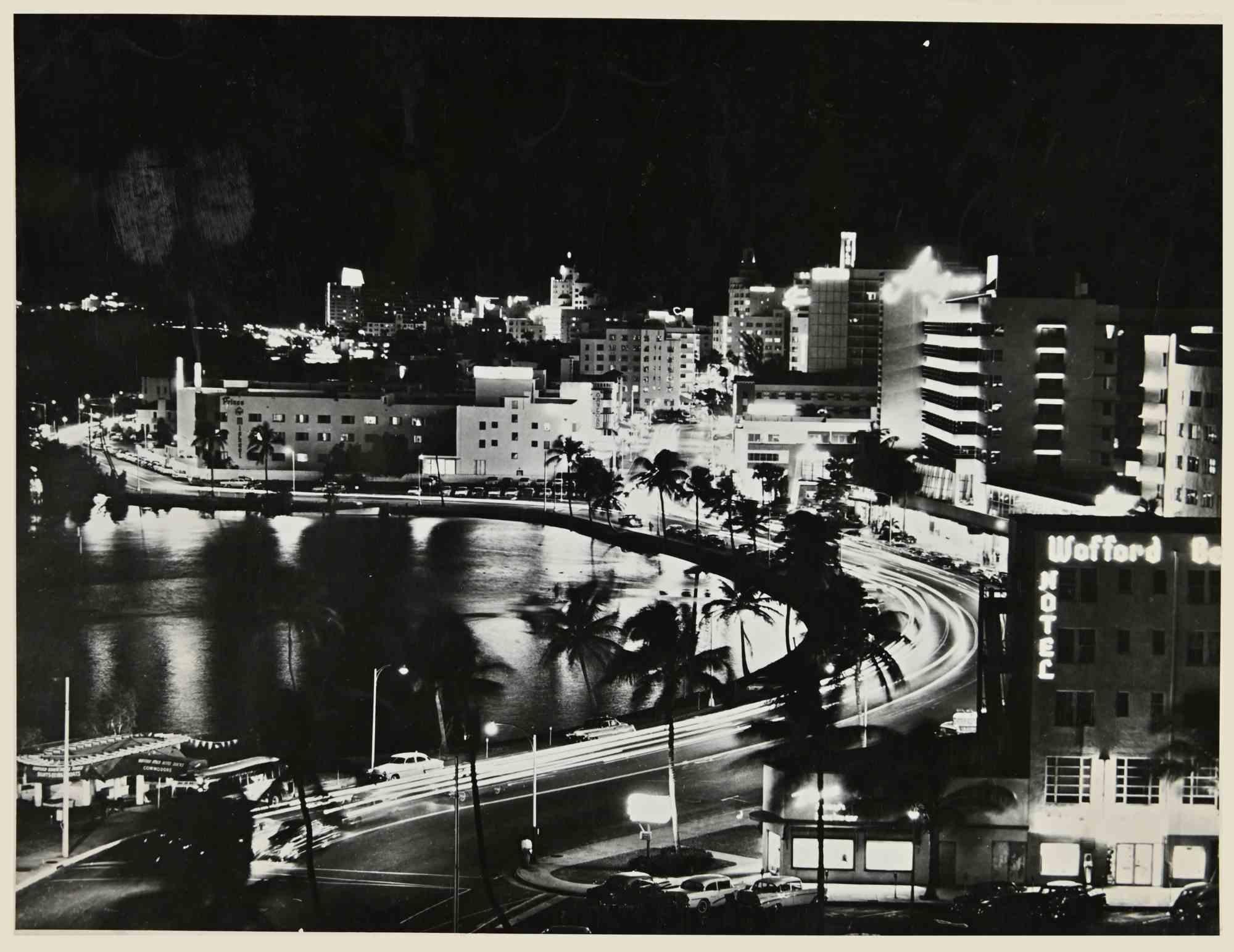 Unknown Figurative Photograph – Nacht von Florida Miami Beach – Vintage-Fotografie – 1960er Jahre