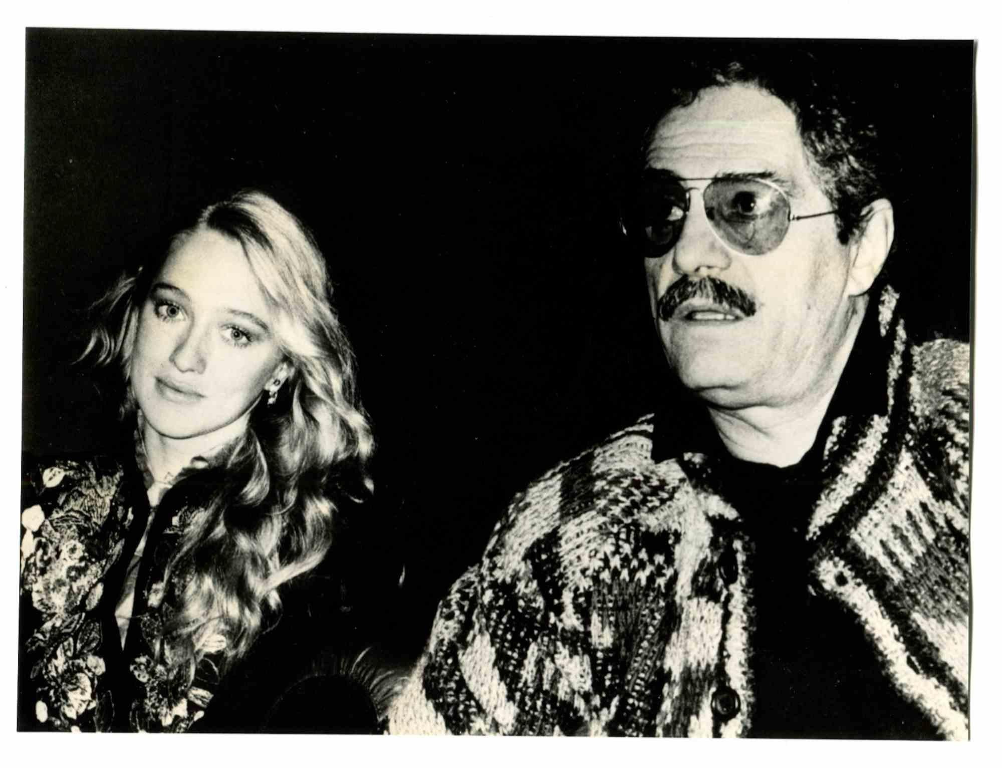 Figurative Photograph de Unknown - Nino Manfredi y Eleonora Giorgi- Foto - Años 70