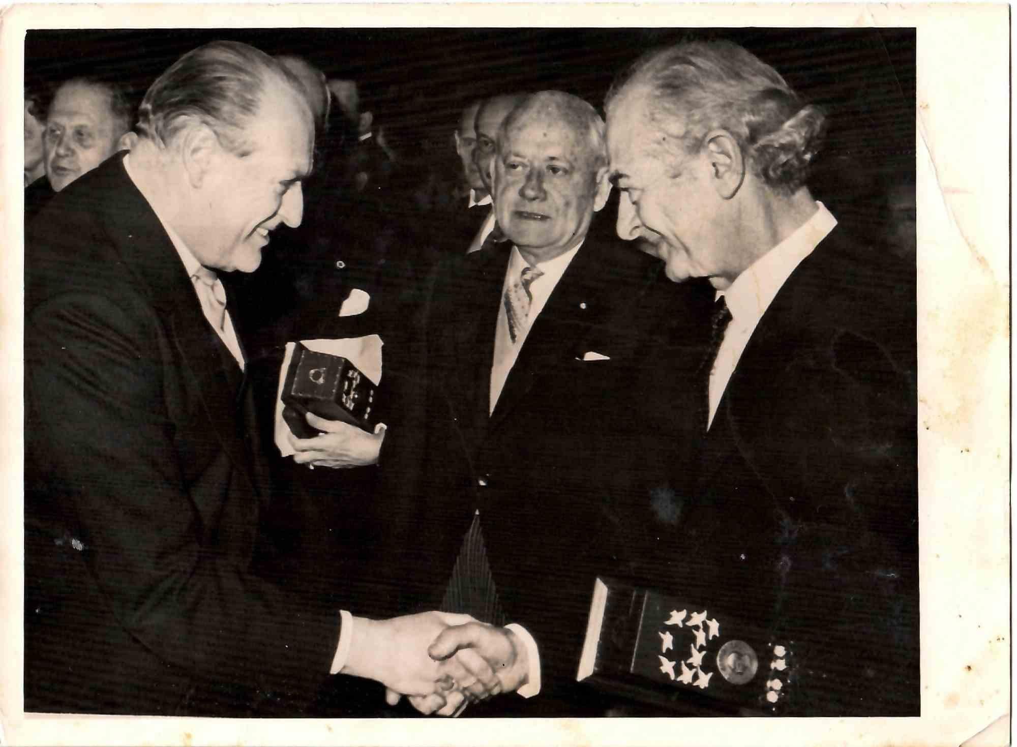 Dedicatoria del Premio Nobel en la que el rey Olav da la mano... - Mediados del siglo XX