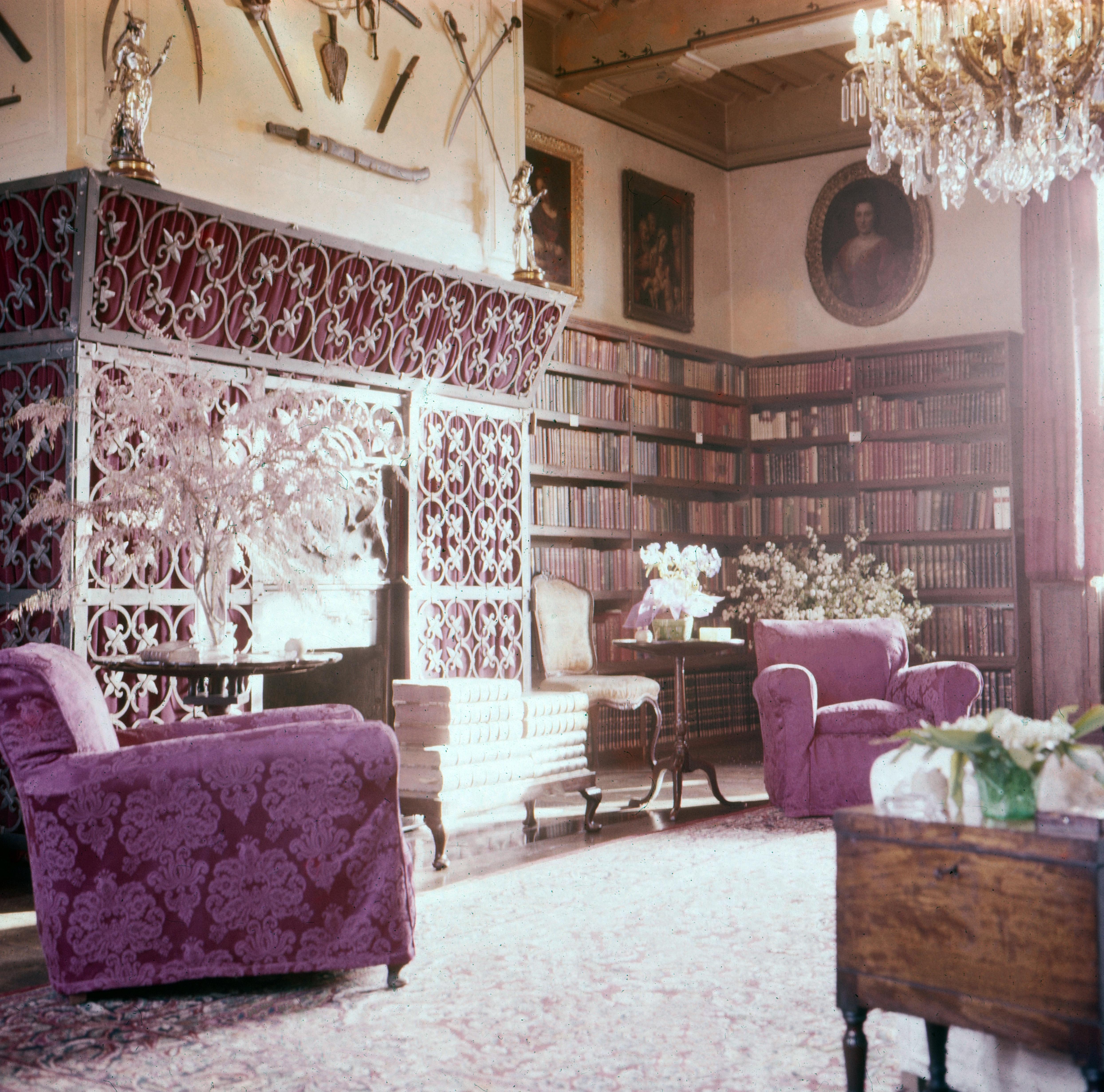 Unknown Landscape Photograph – edle Inneneinrichtung mit Bibliothek in einem Hotel, USA/Kanada 1962.