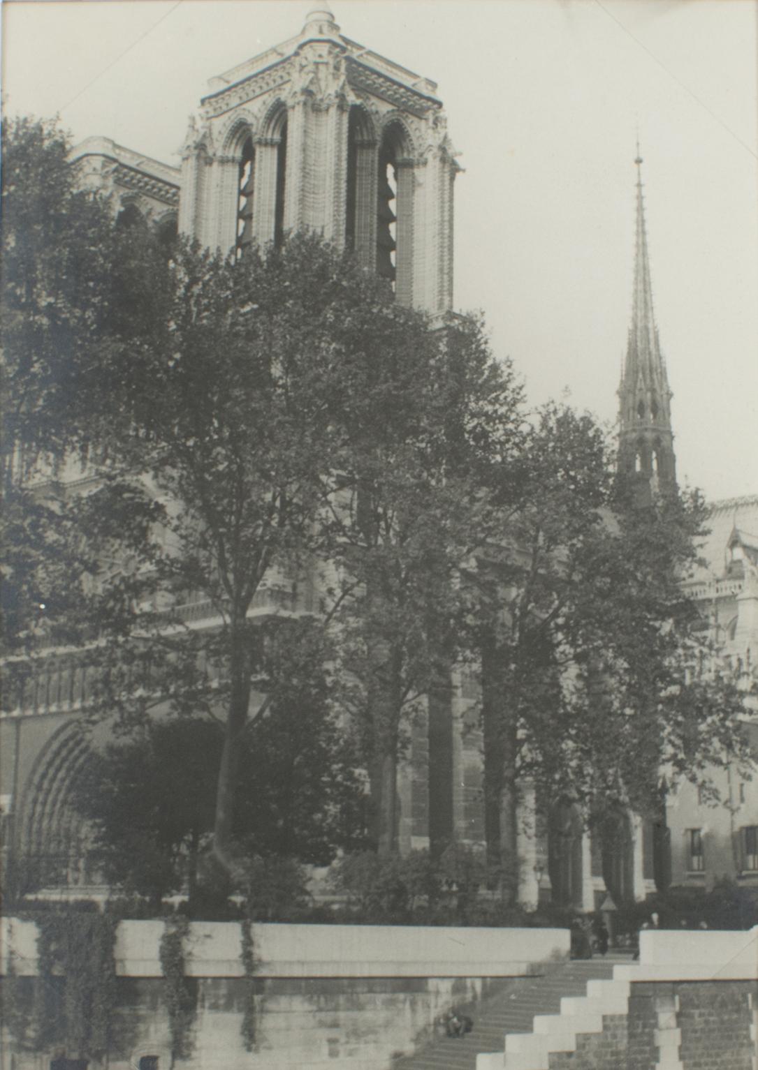 A unique original silver gelatin black and white photography. A view of Paris with Notre Dame Cathedral, June 1927.
Features:
Original Silver Gelatin Print Photography Unframed.
Press Photography.
Press Agency: Anonymous.
Photographer: