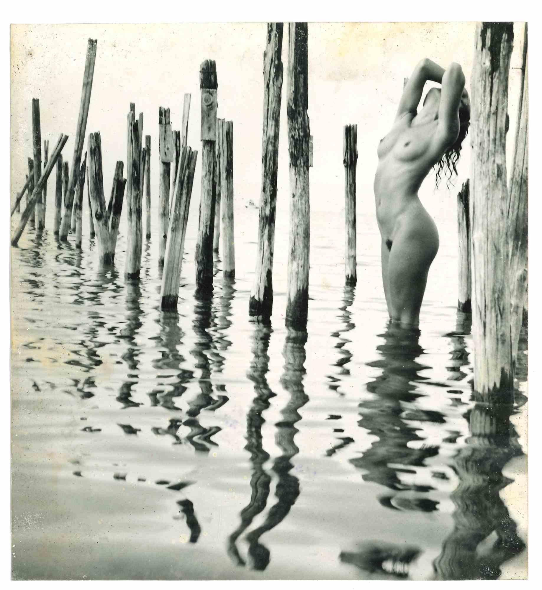 Unknown Figurative Photograph - Nude Reflection - Historical Photo - 1960s