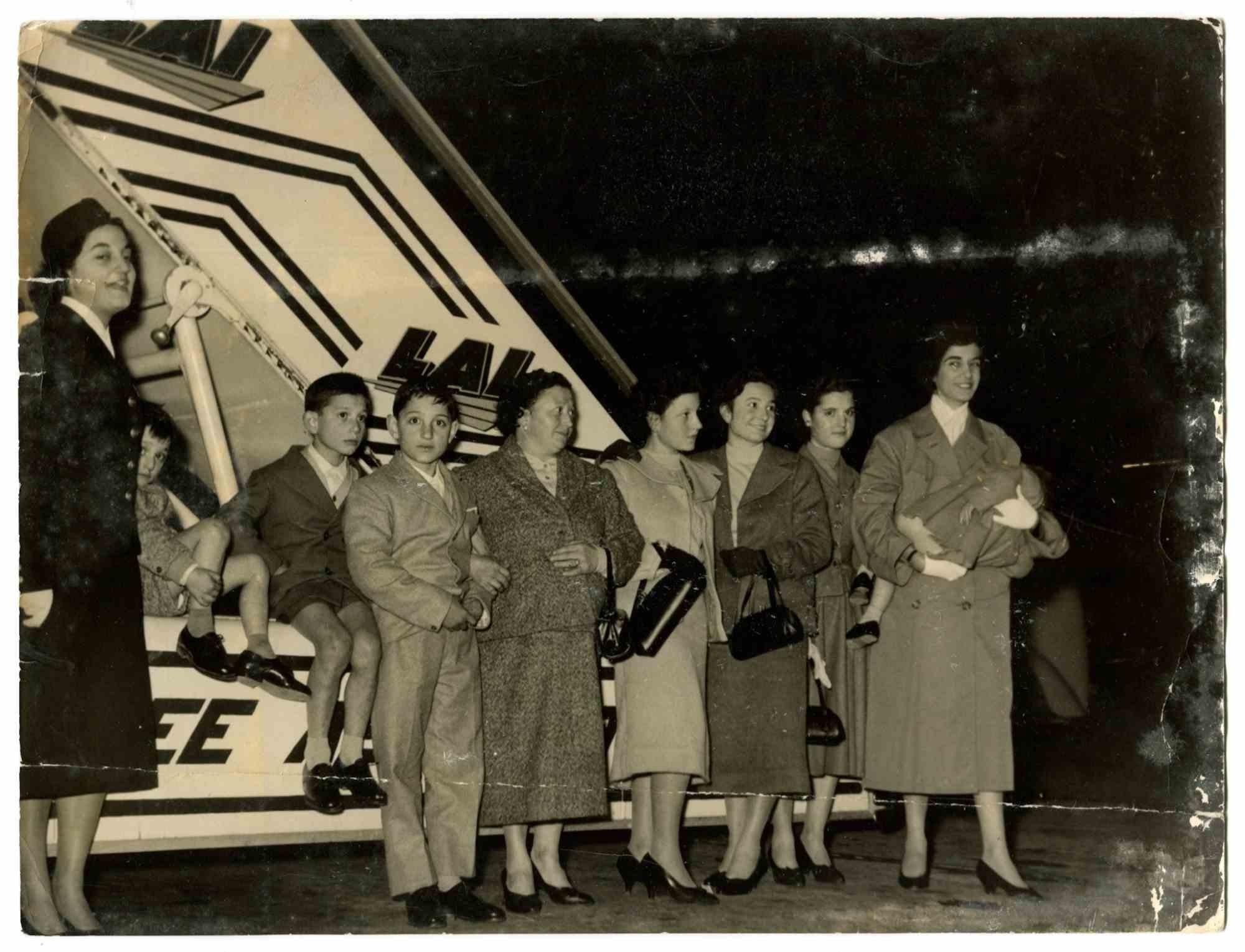 Figurative Photograph Unknown - Jours anciens  - Une femme avec sept enfants et deux stewardesses... - 1956