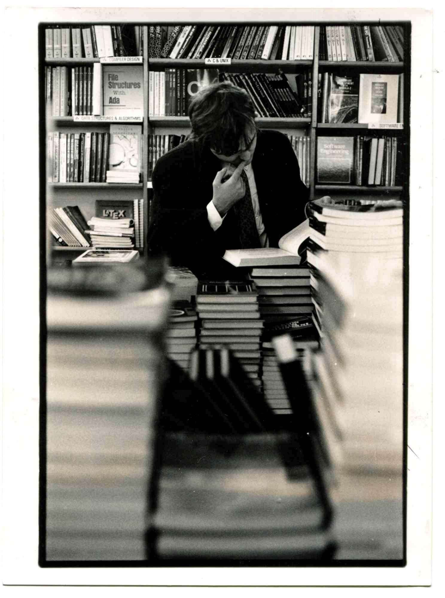 Unknown Figurative Photograph – Alte Tage  - Bücherregale - Vintage-Foto - 1980er Jahre