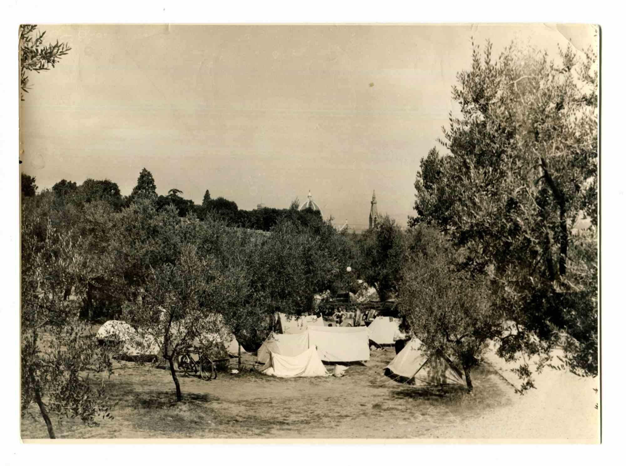 Unknown Figurative Photograph – Old Days – Camping – Vintage-Foto – 1970er Jahre