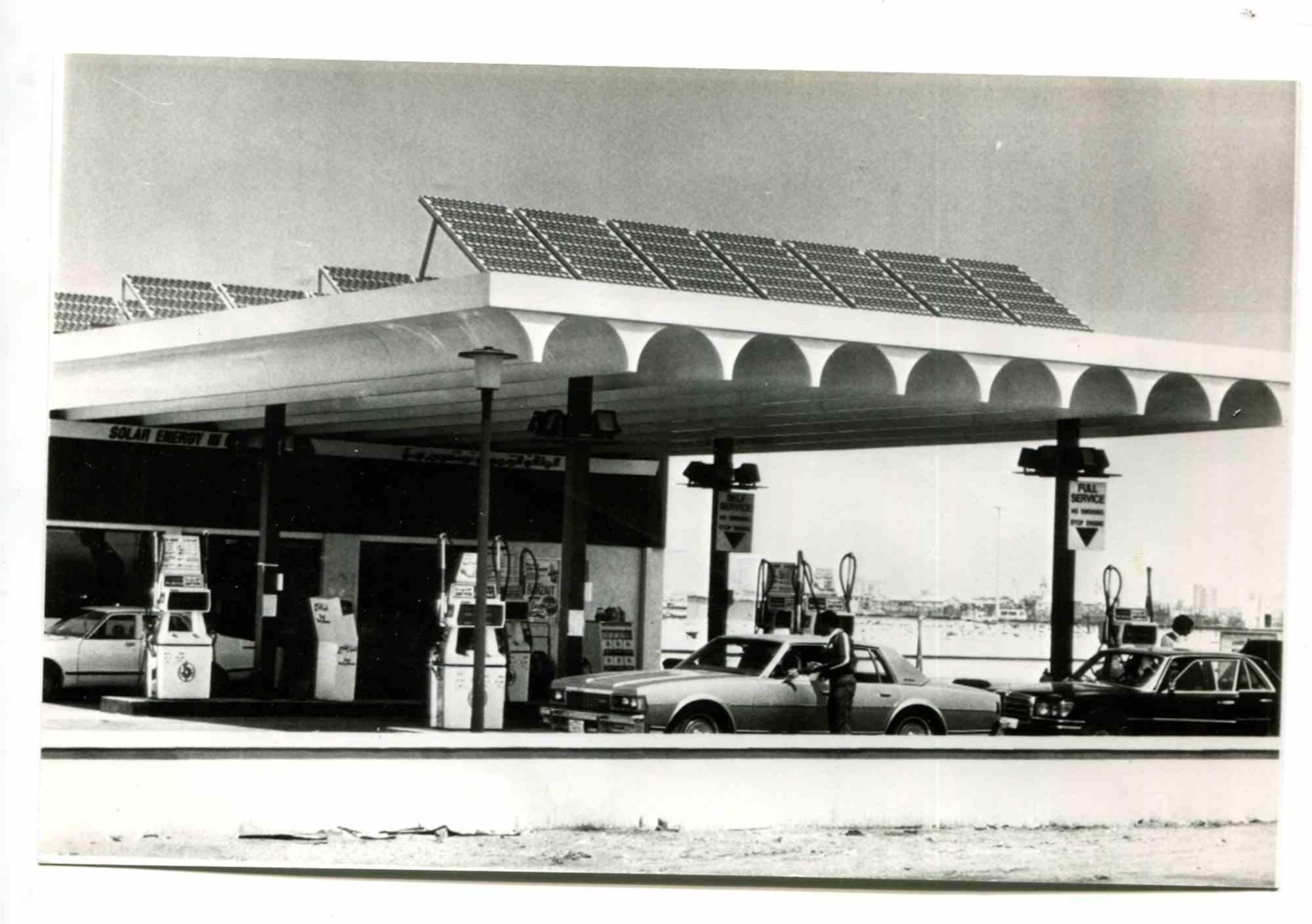 Unknown Figurative Photograph - Old Days - Gas Station - Vintage Photo - Mid 20th Century