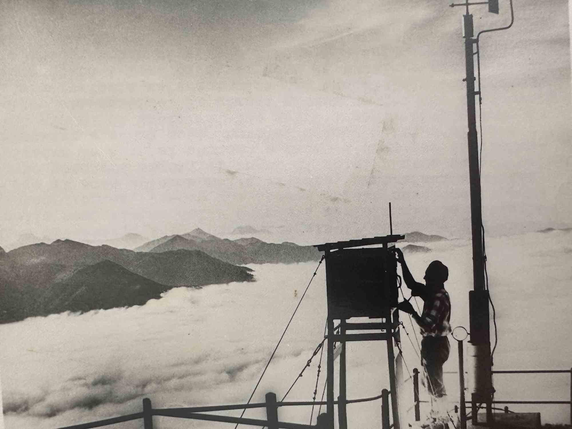Unknown Figurative Photograph – Old Days – Surveys of High Altitude Surveys – Vintage-Foto – Mitte des 20. Jahrhunderts