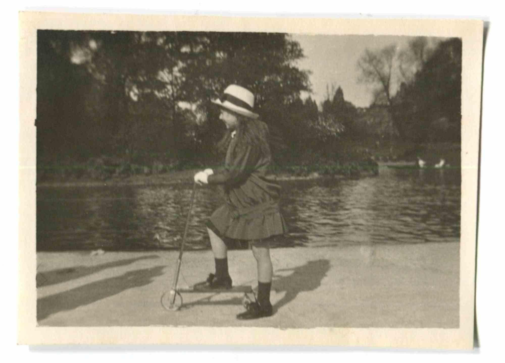 Unknown Figurative Photograph – Old Days - Little Girl Playing - Vintage-Foto, frühes 20. Jahrhundert