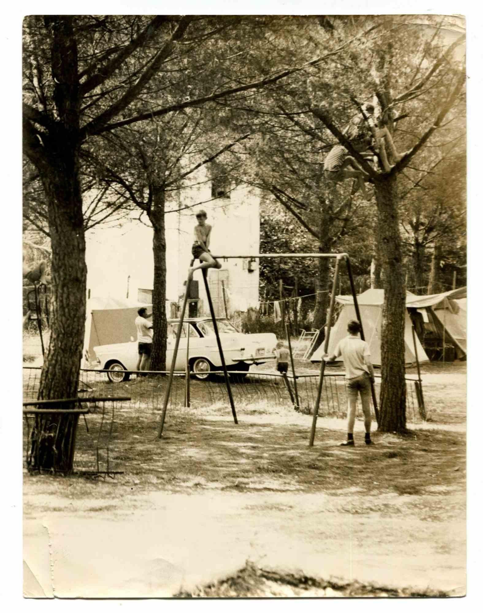 Unknown Figurative Photograph – Old Days – Park – Vintage-Foto – Mitte des 20. Jahrhunderts