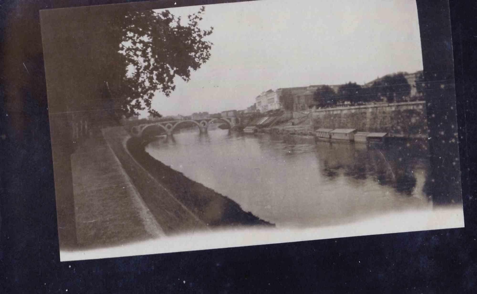 Unknown Figurative Photograph – Old Days Foto – Along the Tiber – Vintage-Foto – Along the Tiber – Mitte des 20. Jahrhunderts