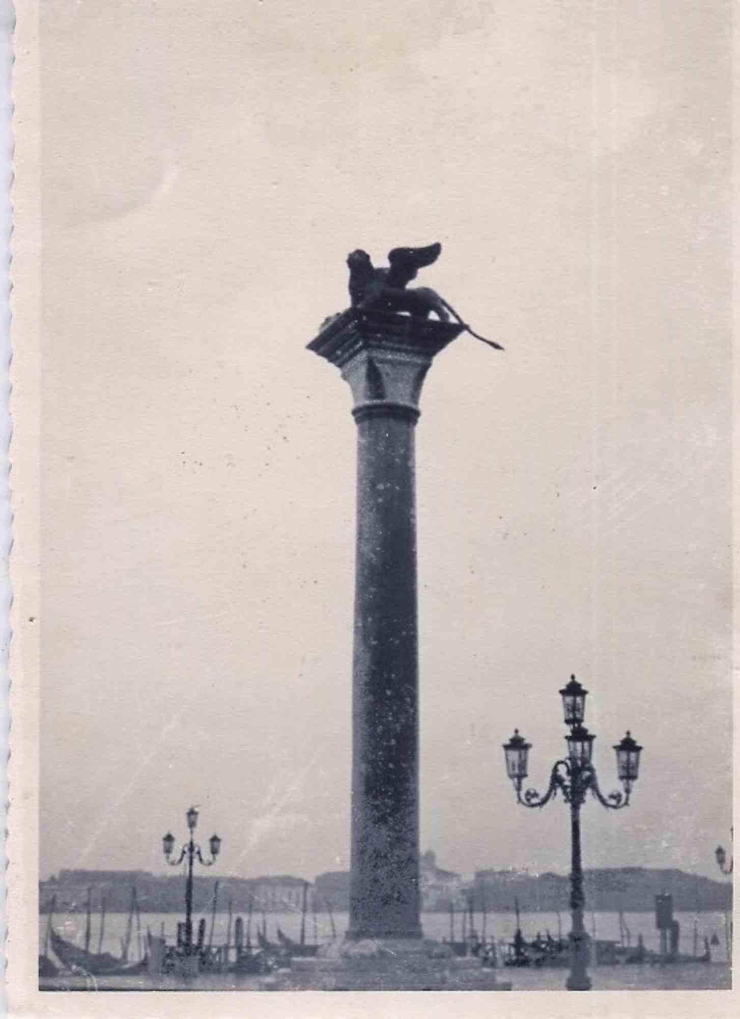 Unknown Figurative Photograph - Old days Photo - Column in San Marco Venice - Vintage Photo - mid-20th Century
