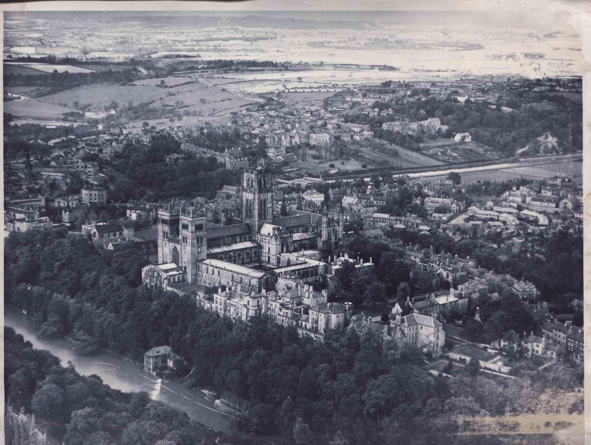 Unknown Figurative Photograph – Foto aus alten Zeiten –  Durham-Kathedrale – Vintage-Foto – Mitte des 20. Jahrhunderts