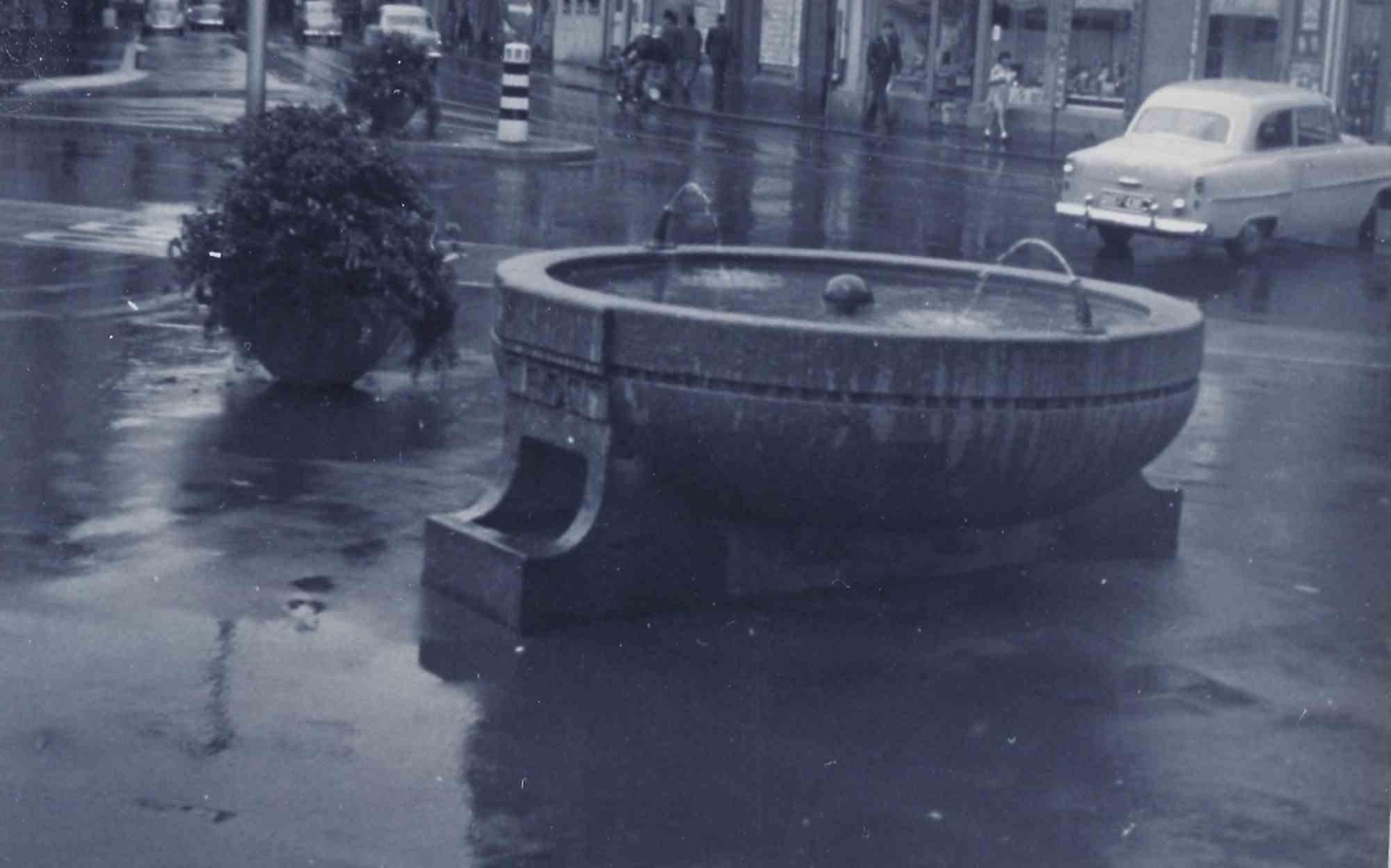 Unknown Figurative Photograph – Old days Foto – Brunnen – Vintage-Foto – Mitte des 20. Jahrhunderts