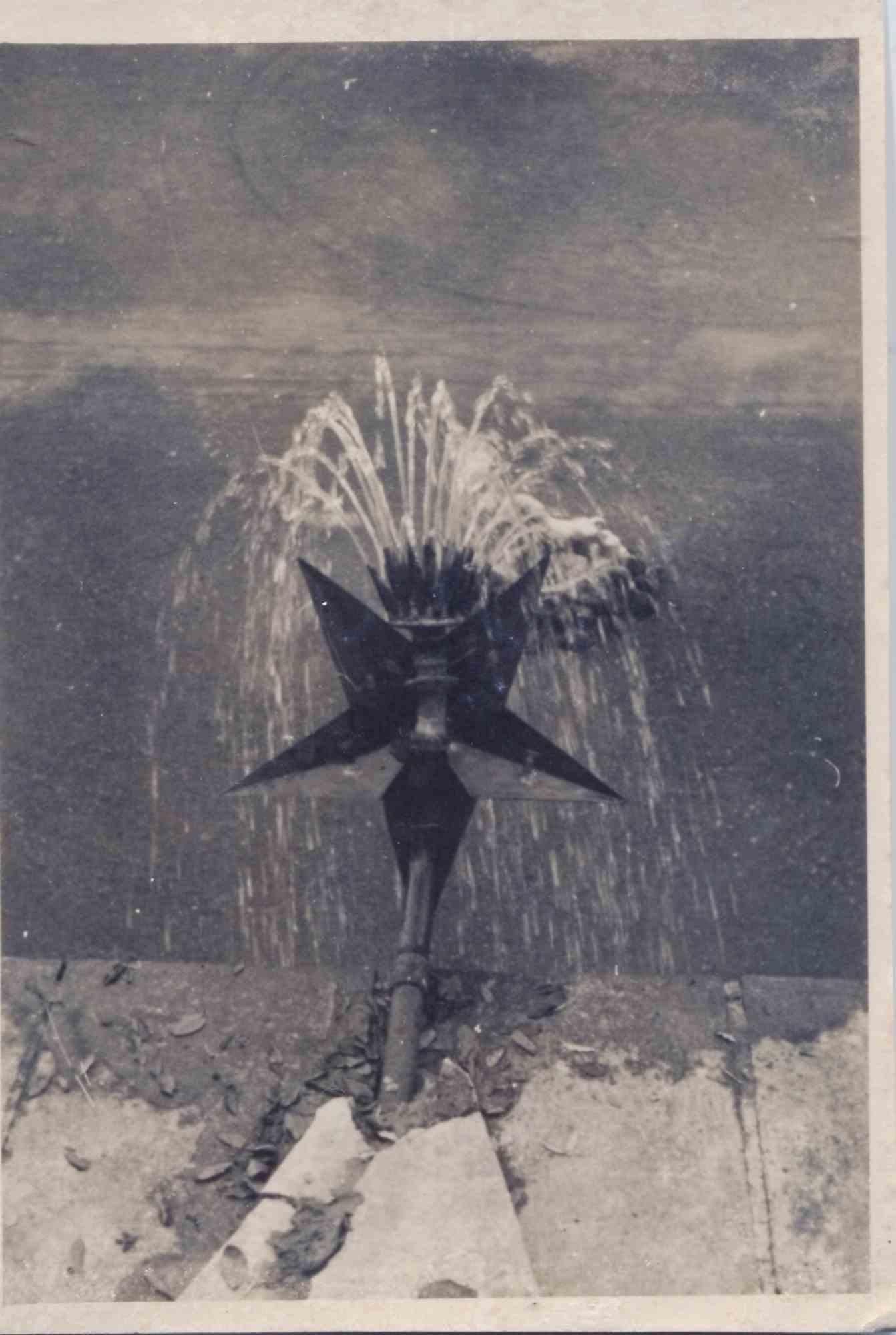 Unknown Figurative Photograph - Old days Photo - Fountain - Vintage Photo - Mid-20th Century