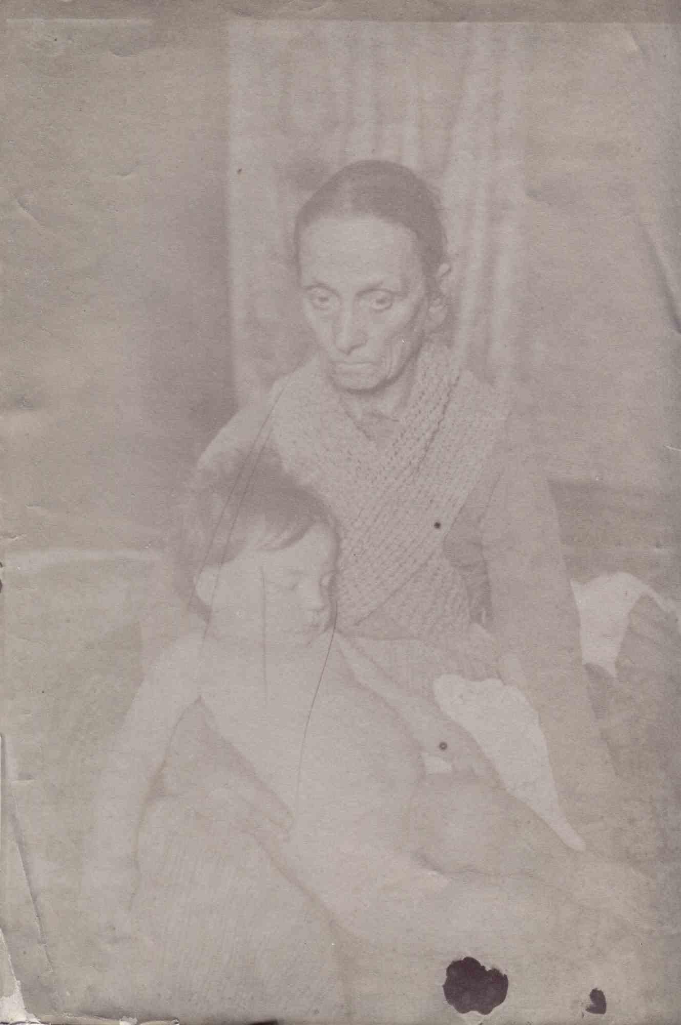 Unknown Figurative Photograph - Old days Photo - Mother and Child - Vintage Photo - Early 20th Century