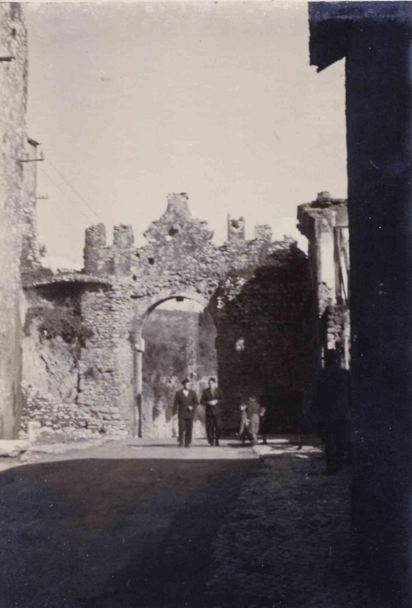 Unknown Figurative Photograph - Old days Photo - Roman Arch - Vintage Photo - Mid-20th Century
