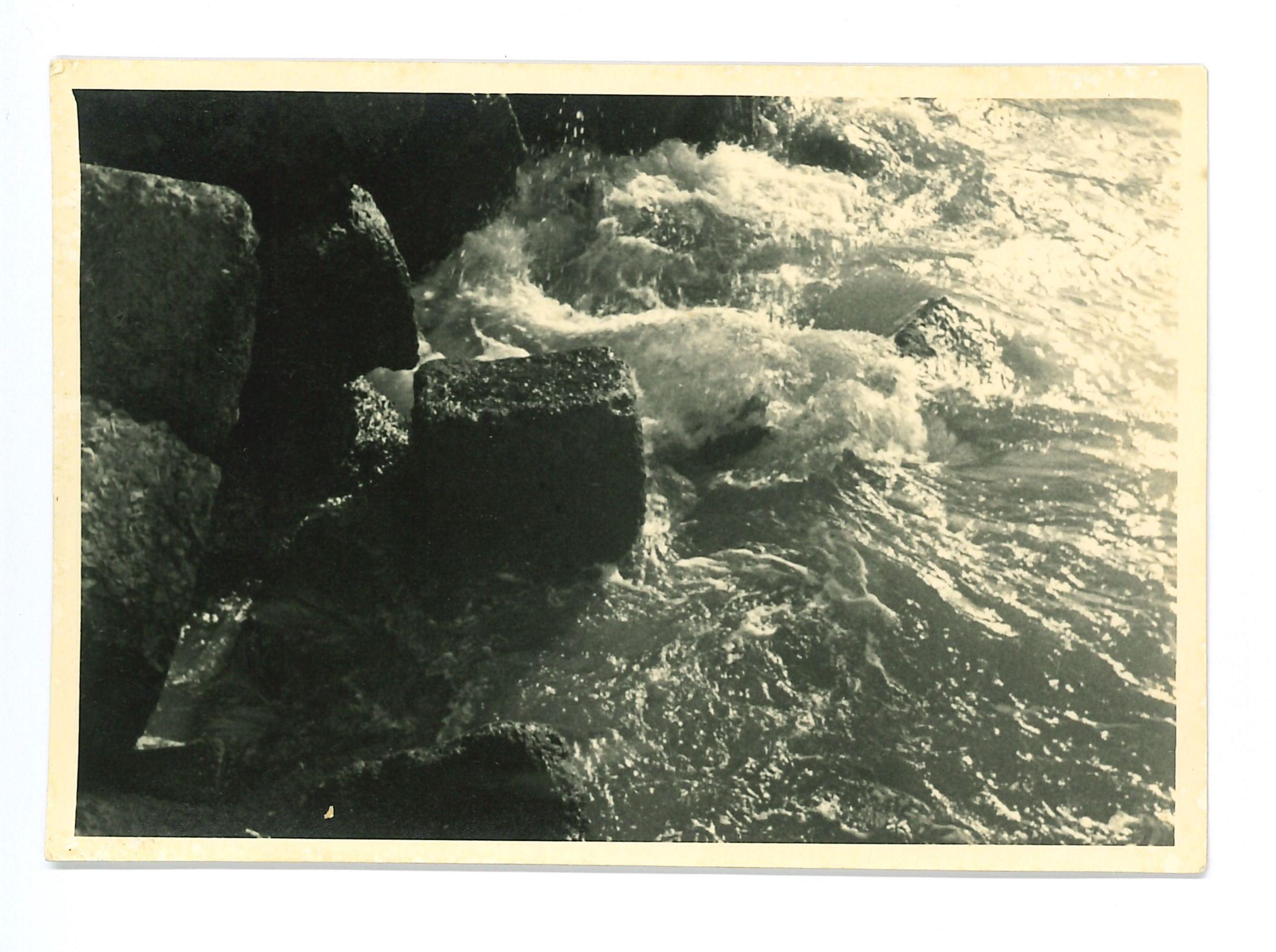 Unknown Landscape Photograph – Old Days Foto – Waves – Vintage-Foto – Mitte des 20. Jahrhunderts