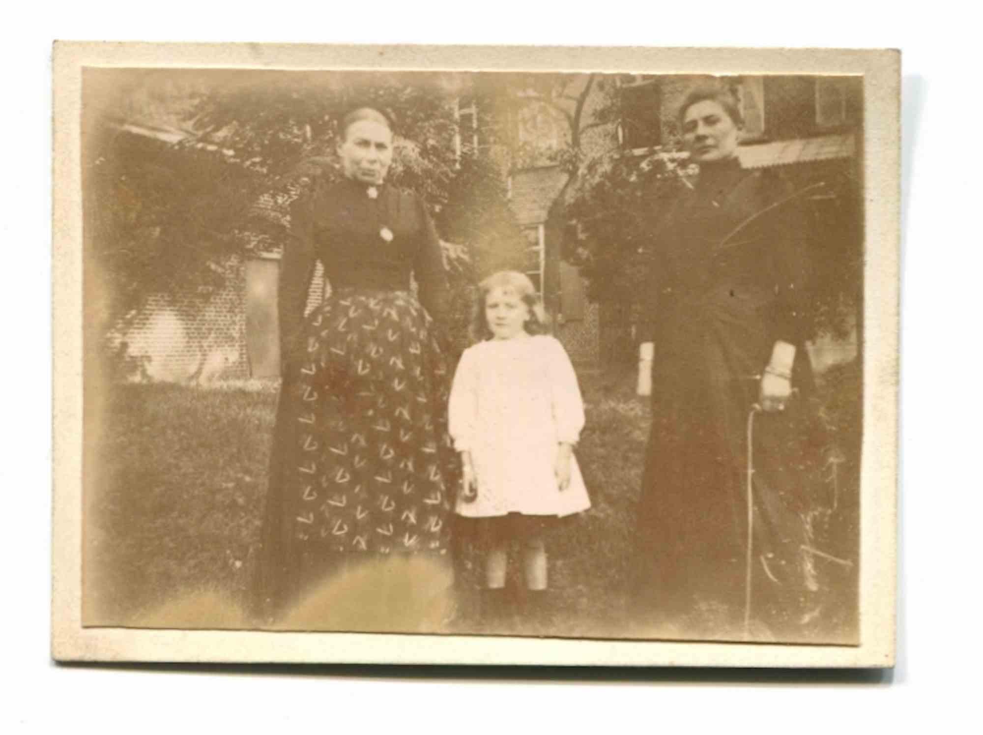Unknown Figurative Photograph – Alte Tage  Porträt einer Familie – Vintage-Foto – frühes 20. Jahrhundert
