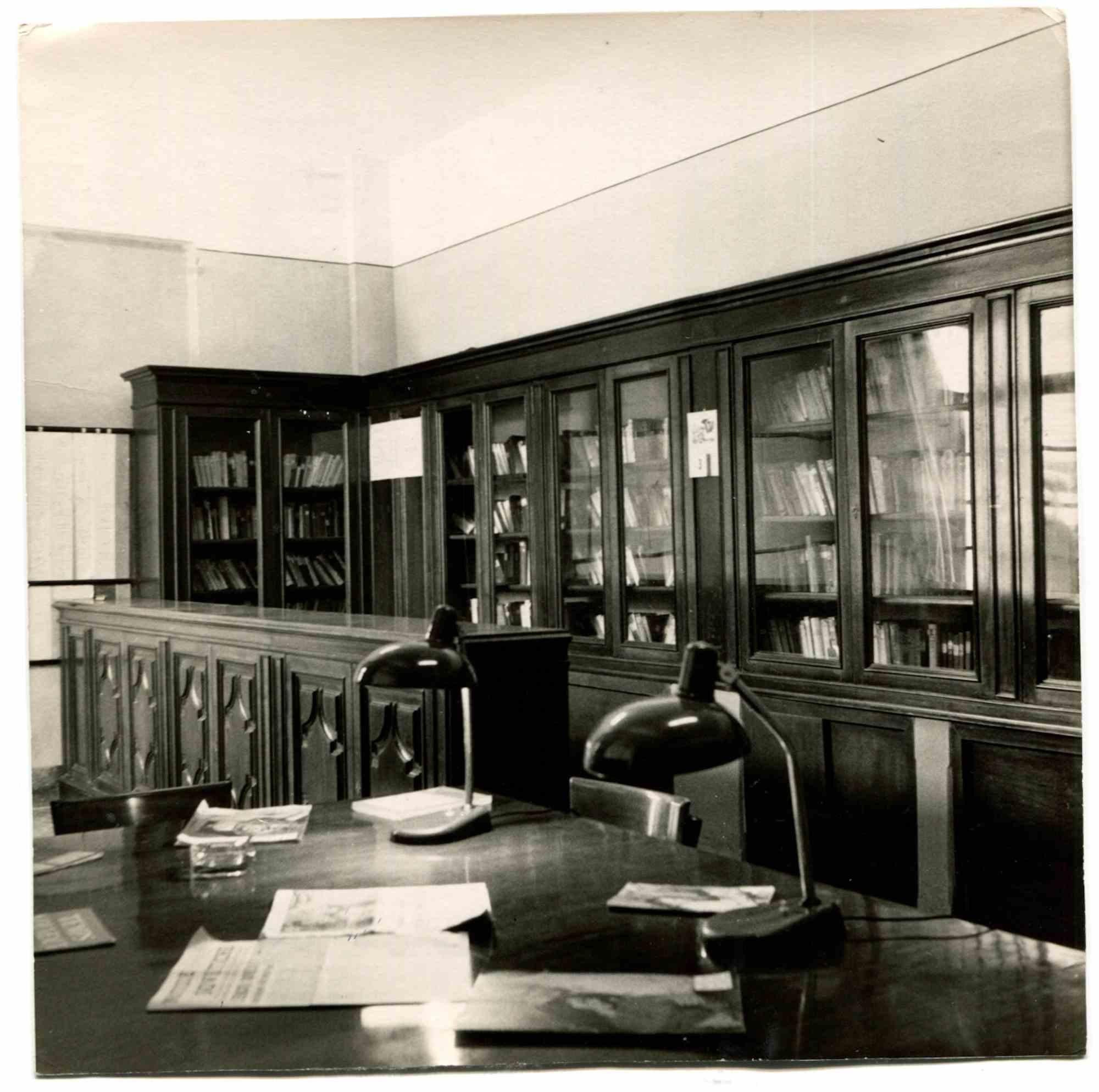 Figurative Photograph di Unknown - Vecchi tempi-Sesto San Giovanni-Istituto scientifico tecnico Ernesto Breda-anni '70