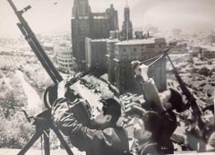 Alte Tage  - Waffen in Shanghai - Vintage-Foto - Mitte des 20. Jahrhunderts