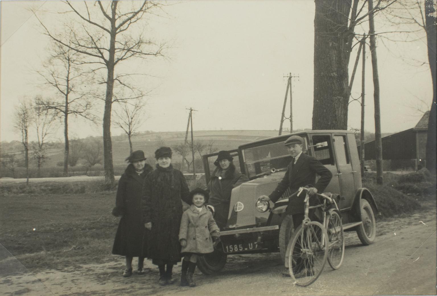 Un'unica fotografia originale alla gelatina d'argento in bianco e nero. Una famiglia in viaggio vicino a Parigi, Francia, circa 1930. L'auto sullo sfondo è una Renault KZ. 
Caratteristiche:
Stampa originale alla gelatina d'argento Fotografia senza