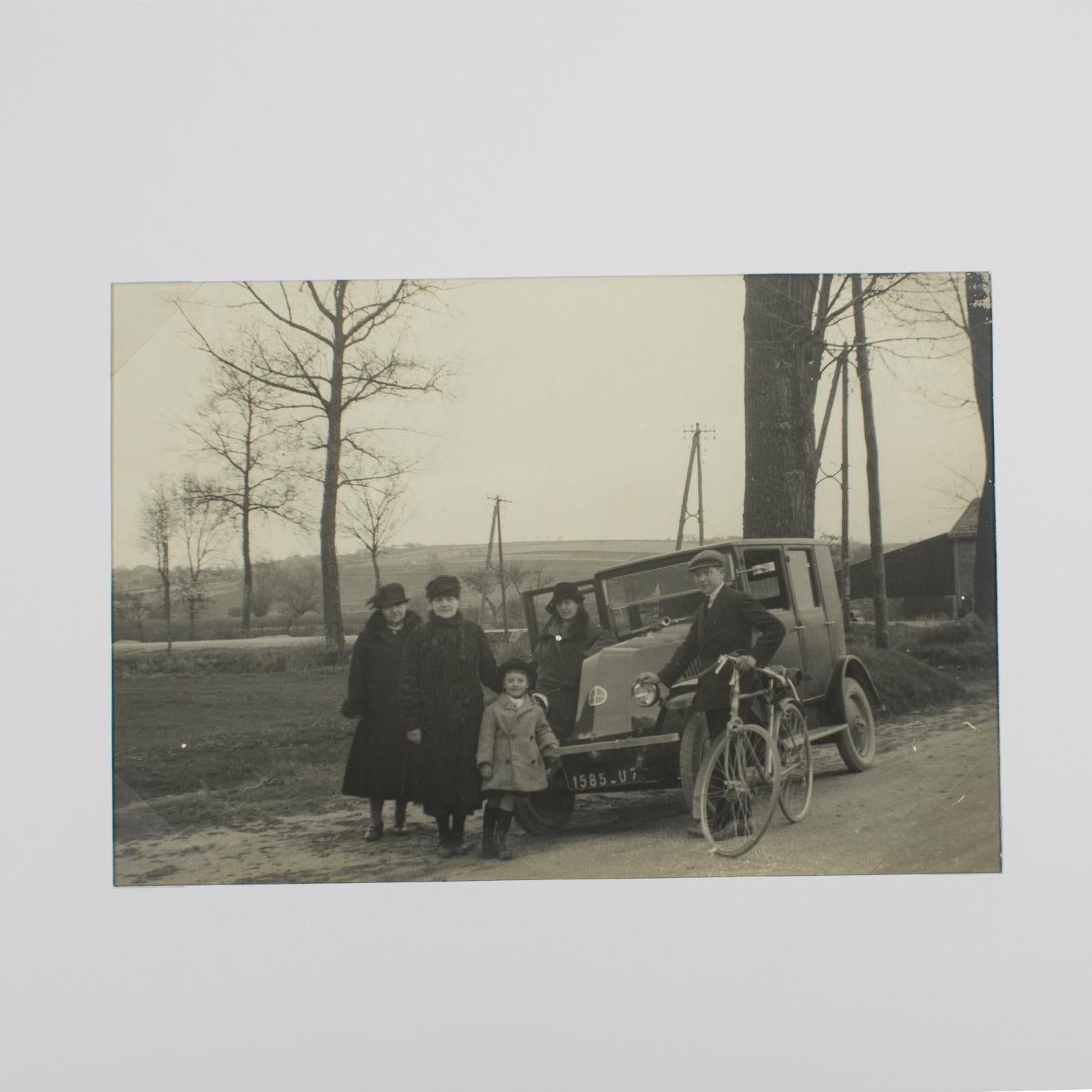 Sulla strada vicino a Parigi 1930 - Fotografia alla gelatina d'argento in bianco e nero in vendita 1
