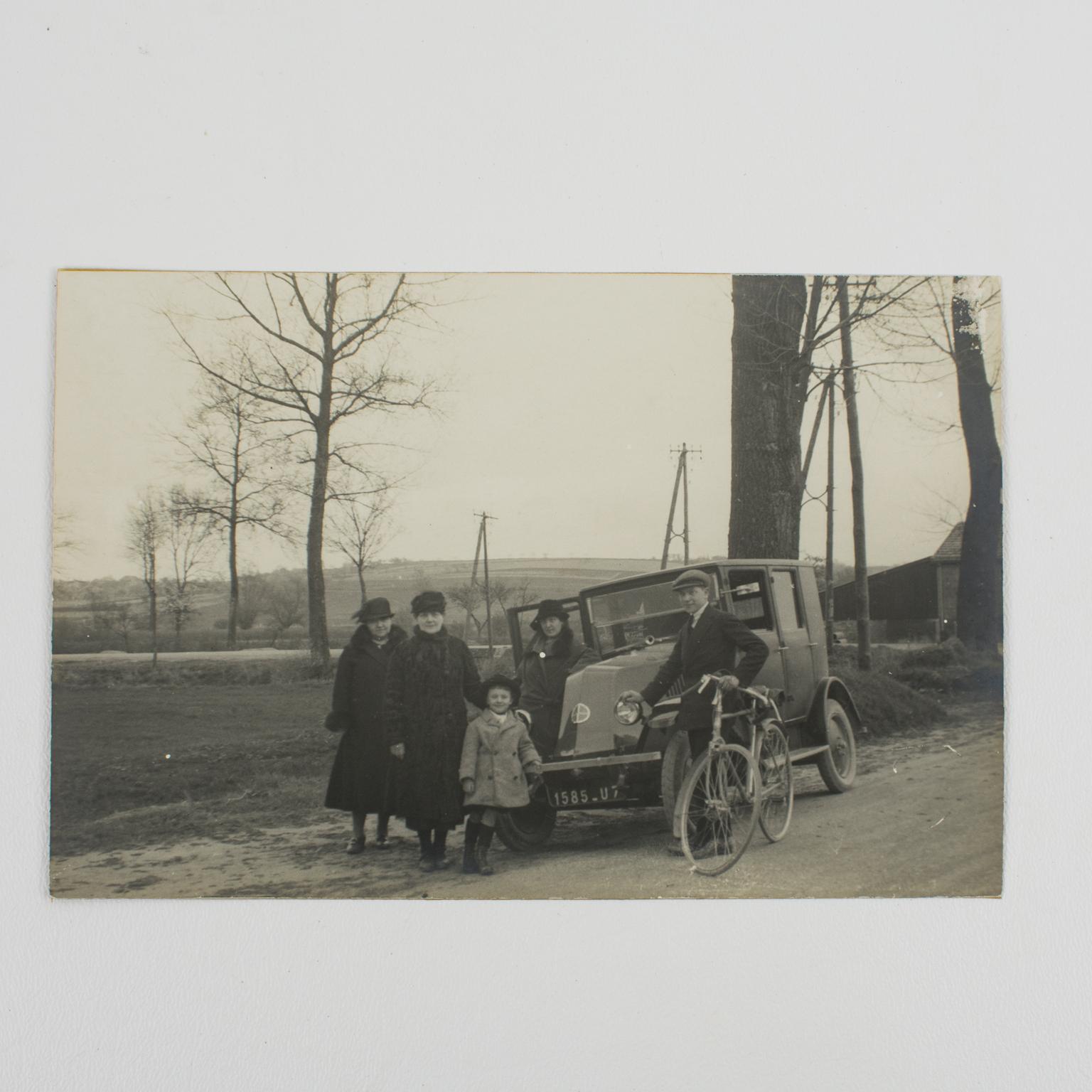 Sulla strada vicino a Parigi 1930 - Fotografia alla gelatina d'argento in bianco e nero in vendita 2