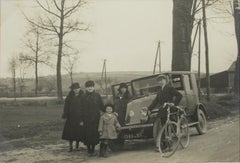 Sur la route près de Paris 1930 - Photographie noir et blanc à la gélatine d'argent