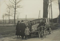 Sulla strada vicino a Parigi 1930 - Fotografia alla gelatina d'argento in bianco e nero