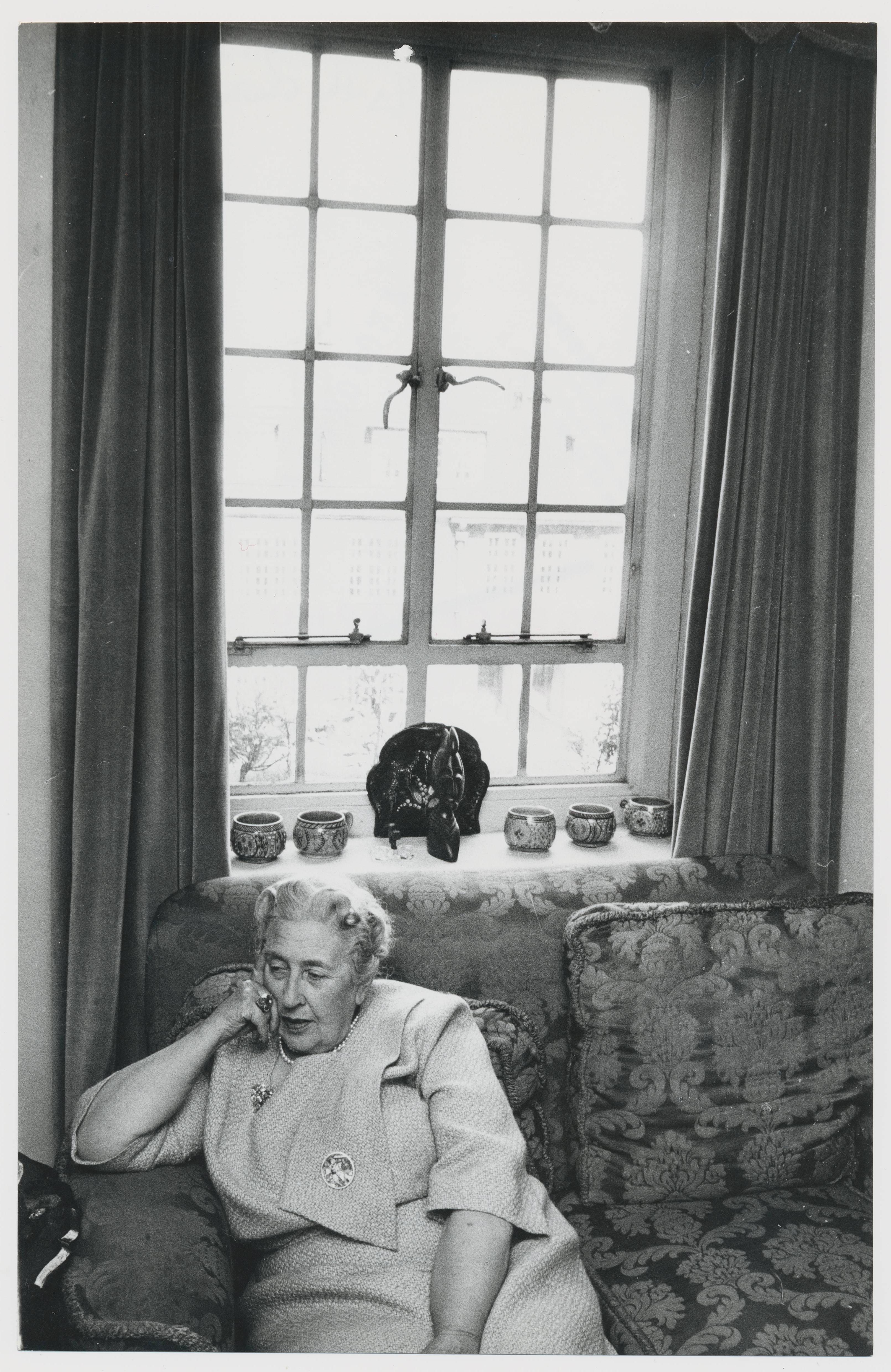 Unknown Portrait Photograph - On the sofa with Agatha Christie