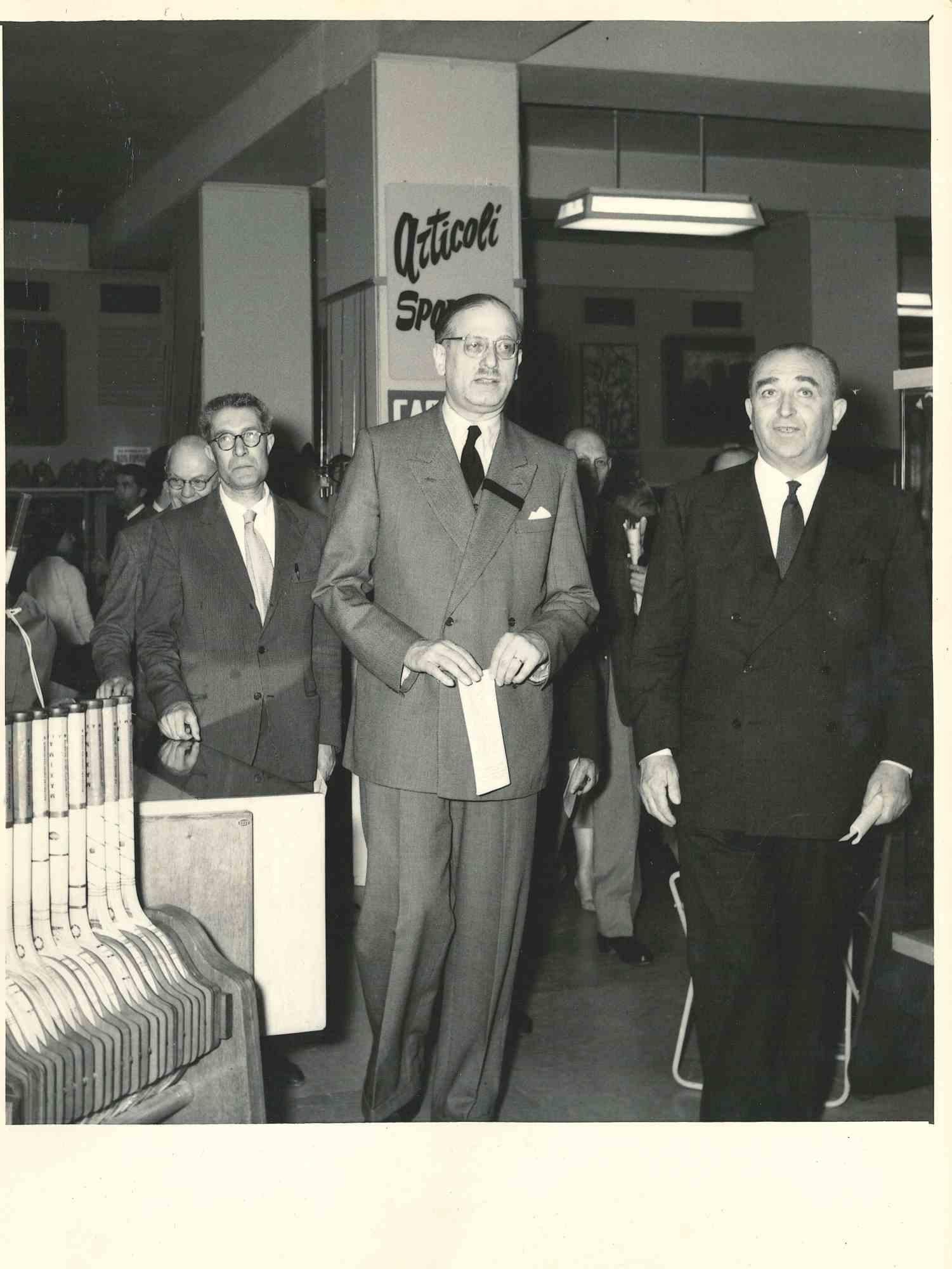 Unknown Figurative Photograph - Opening - Vintage Photo - 1950s