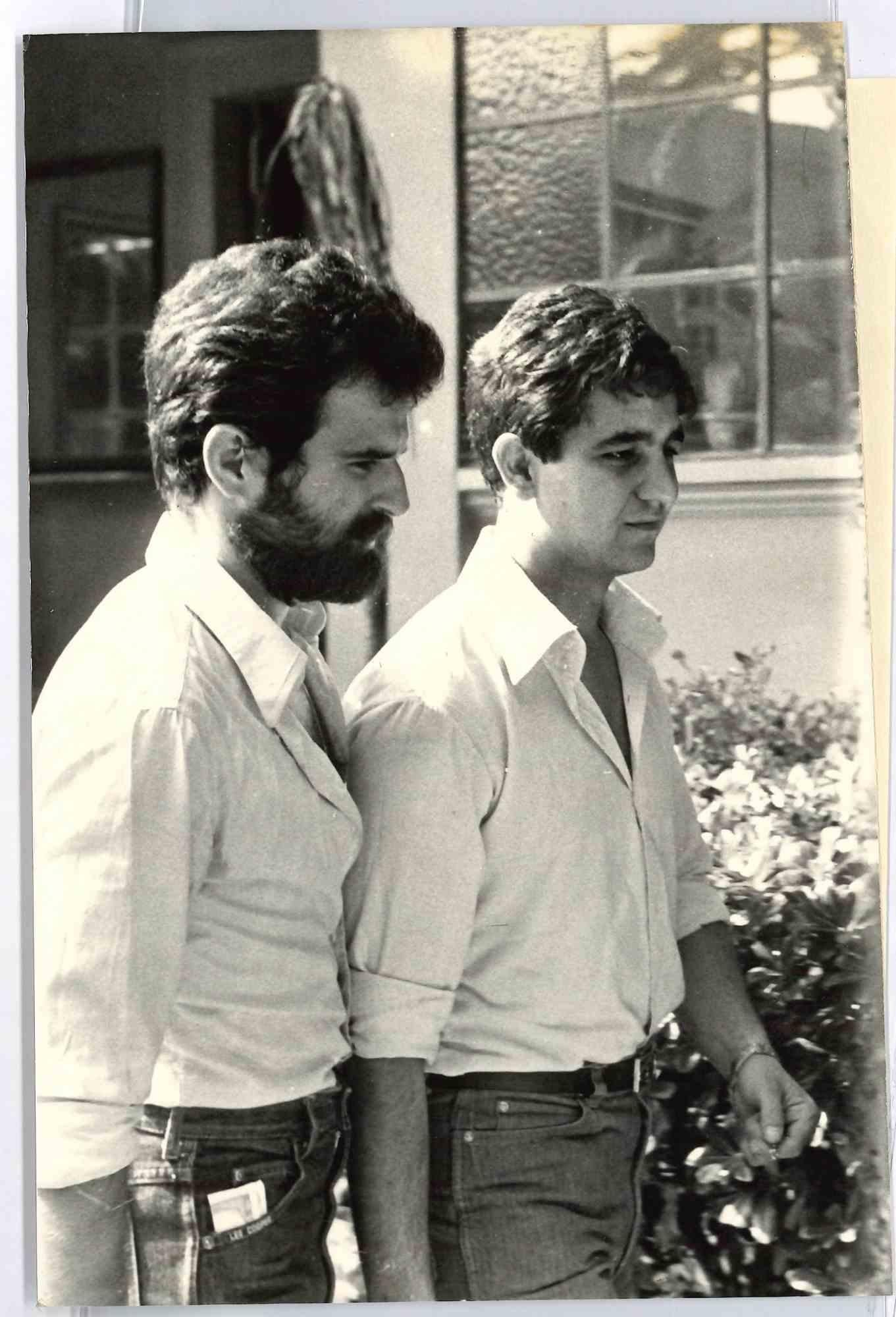 Figurative Photograph de Unknown - Oranzo Pavane y Giovagneli - Foto de época - 1977