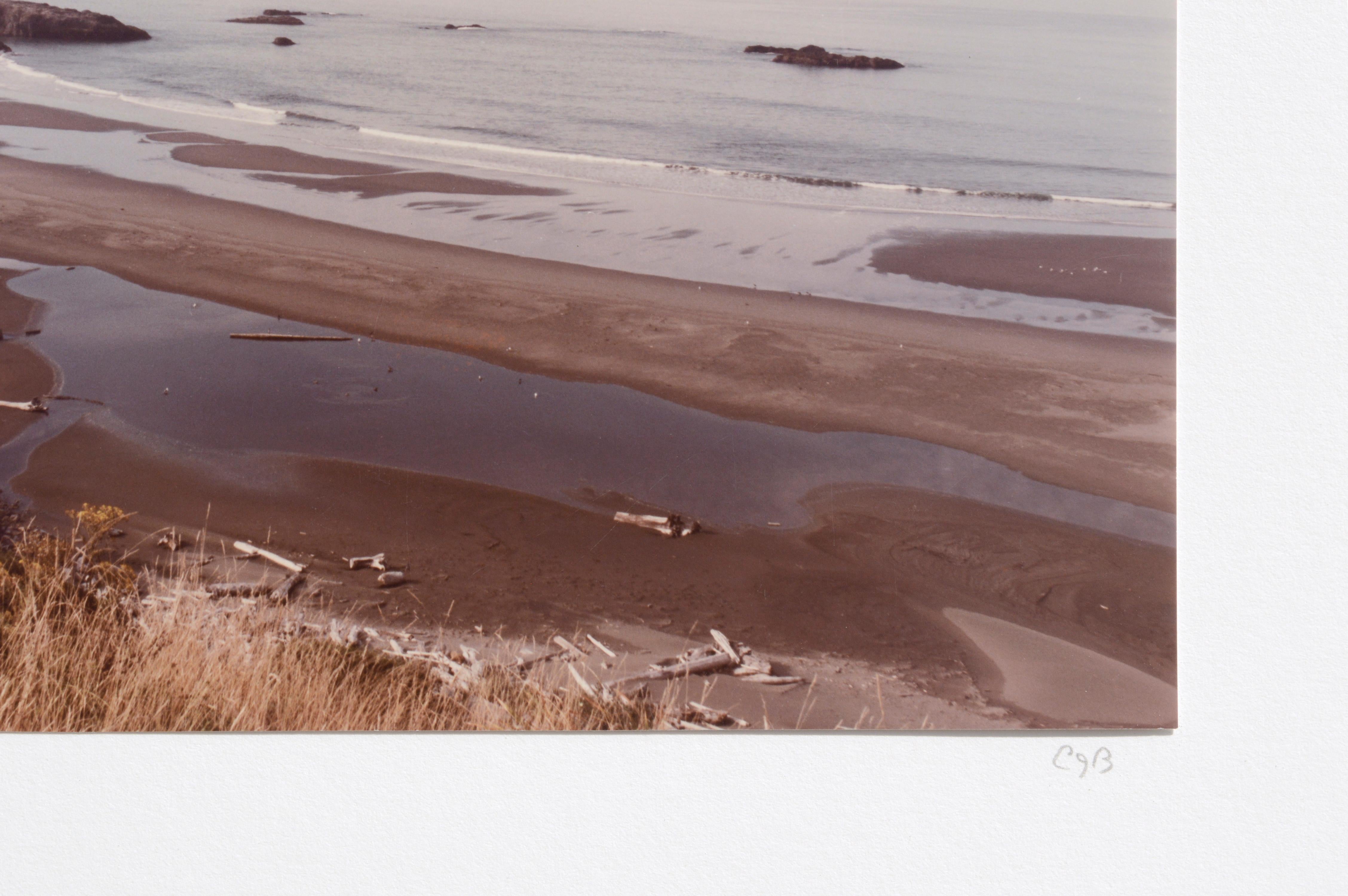 Magnifique photographie de paysage de la côte de l'Oregon, montée sur un lourd passe-partout blanc par un artiste inconnu (américain, 20ème siècle). Signé 