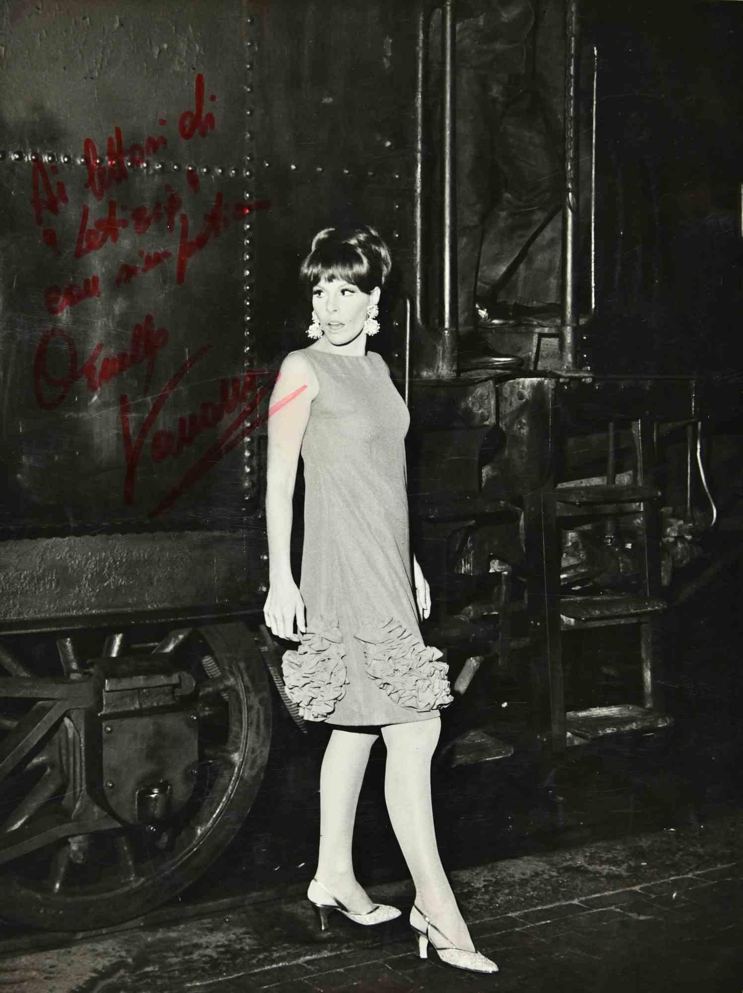 Unknown Portrait Photograph – Ornella Vannoni – Vintage-Fotografie im Vintage-Stil, signiert – Mitte des 20. Jahrhunderts