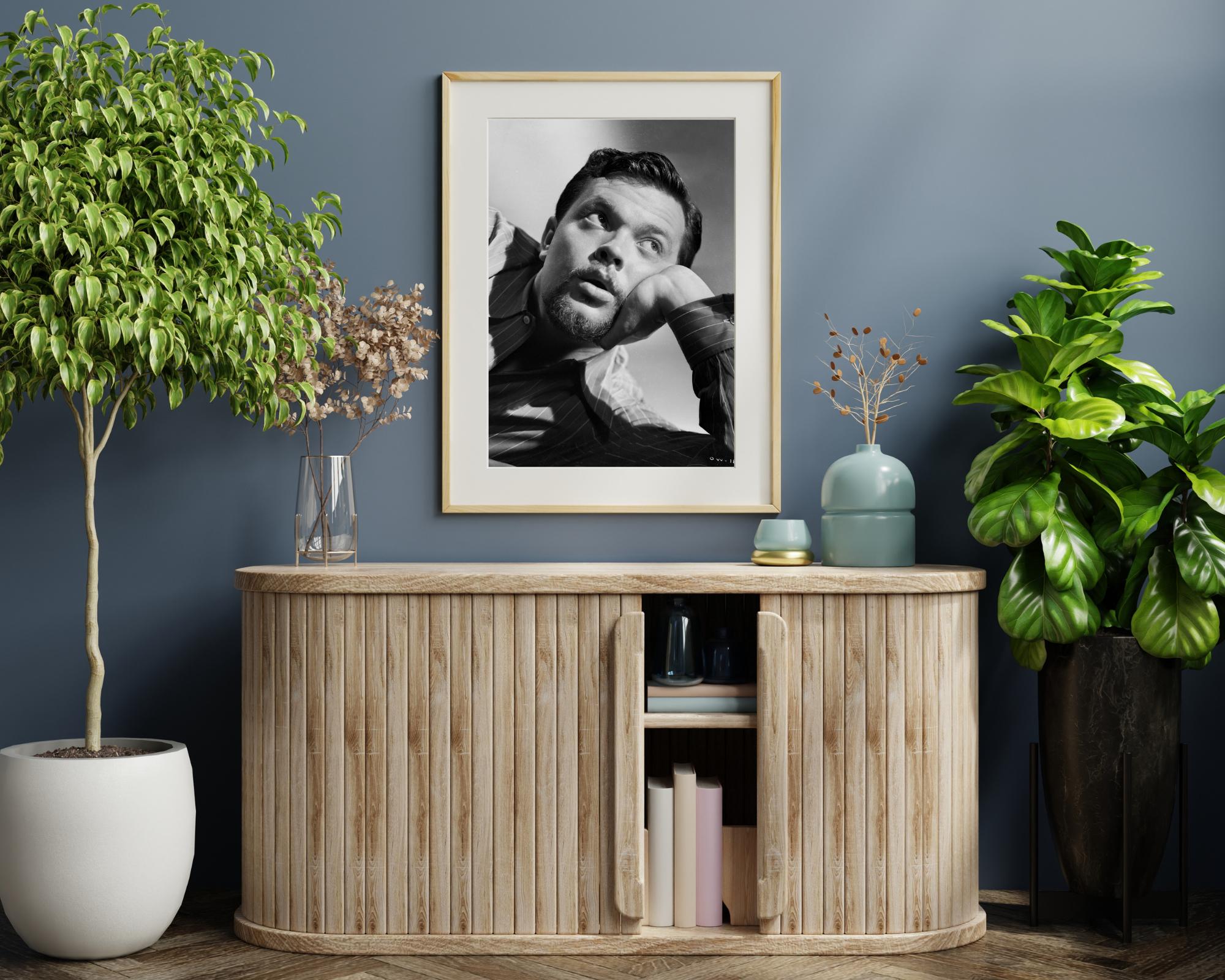 Orson Welles Klassisches Studio-Porträt – Photograph von Unknown