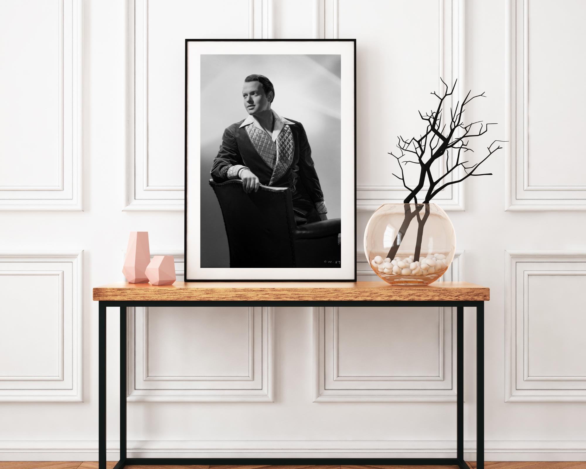 Orson Welles posiert im Raucherjackett – Photograph von Unknown