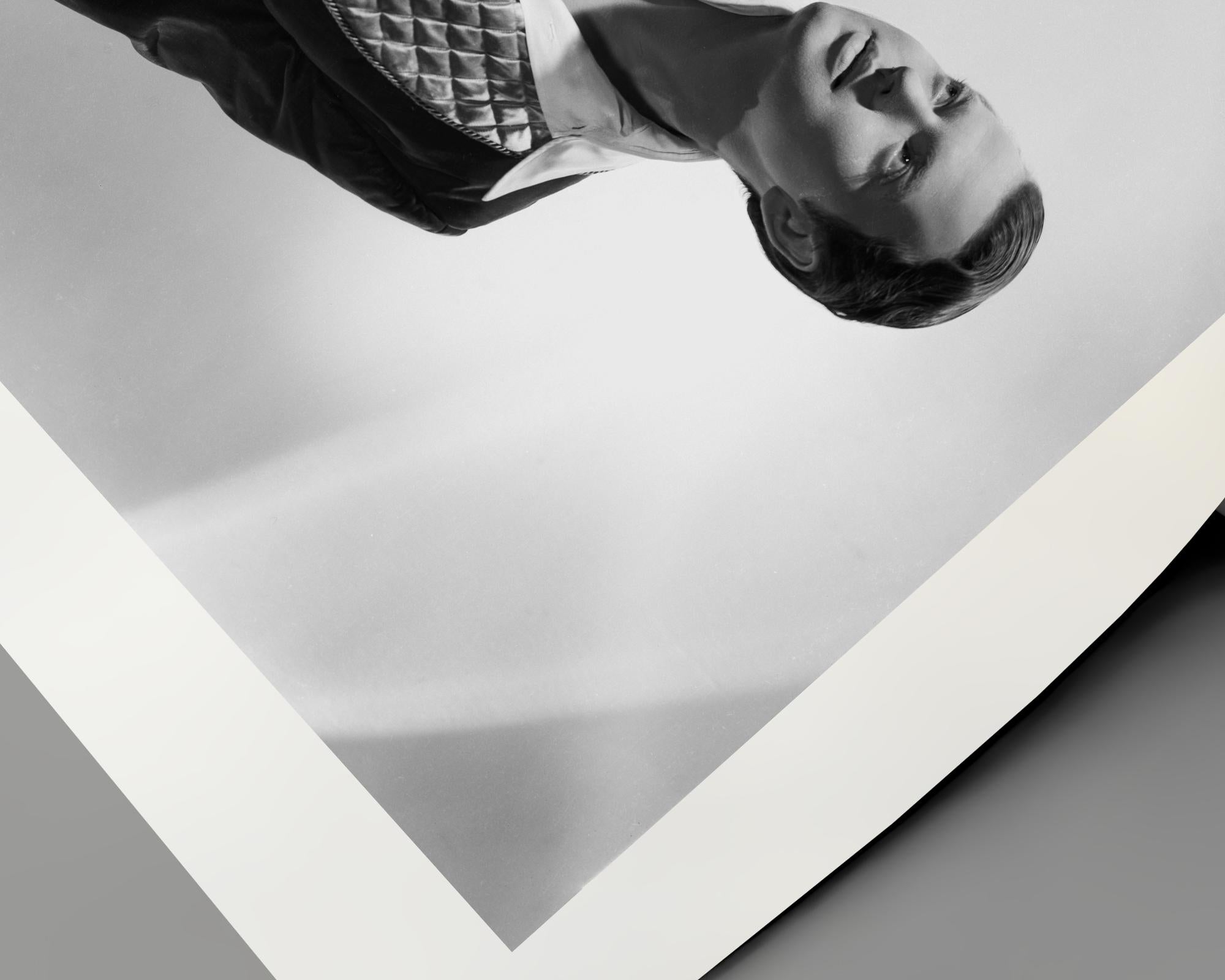 Orson Welles posiert im Raucherjackett (Zeitgenössisch), Photograph, von Unknown
