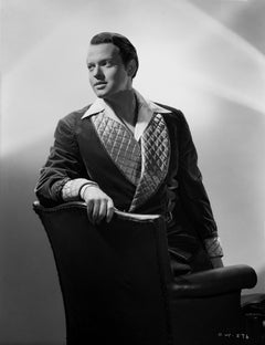 Orson Welles posiert im Raucherjackett
