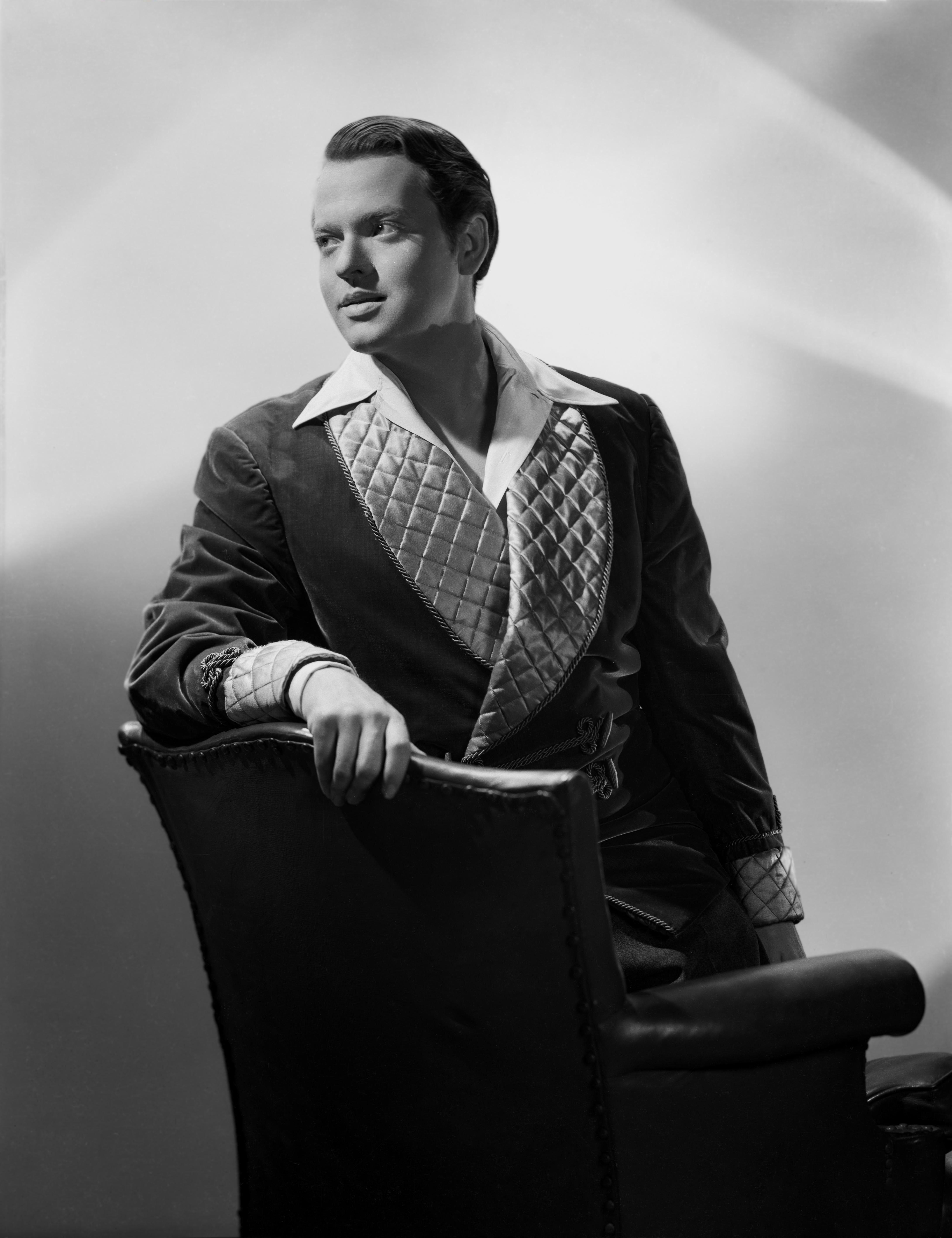 Unknown Black and White Photograph – Orson Welles Posed in Smoking Jacket Movie Star News Fine Art Print