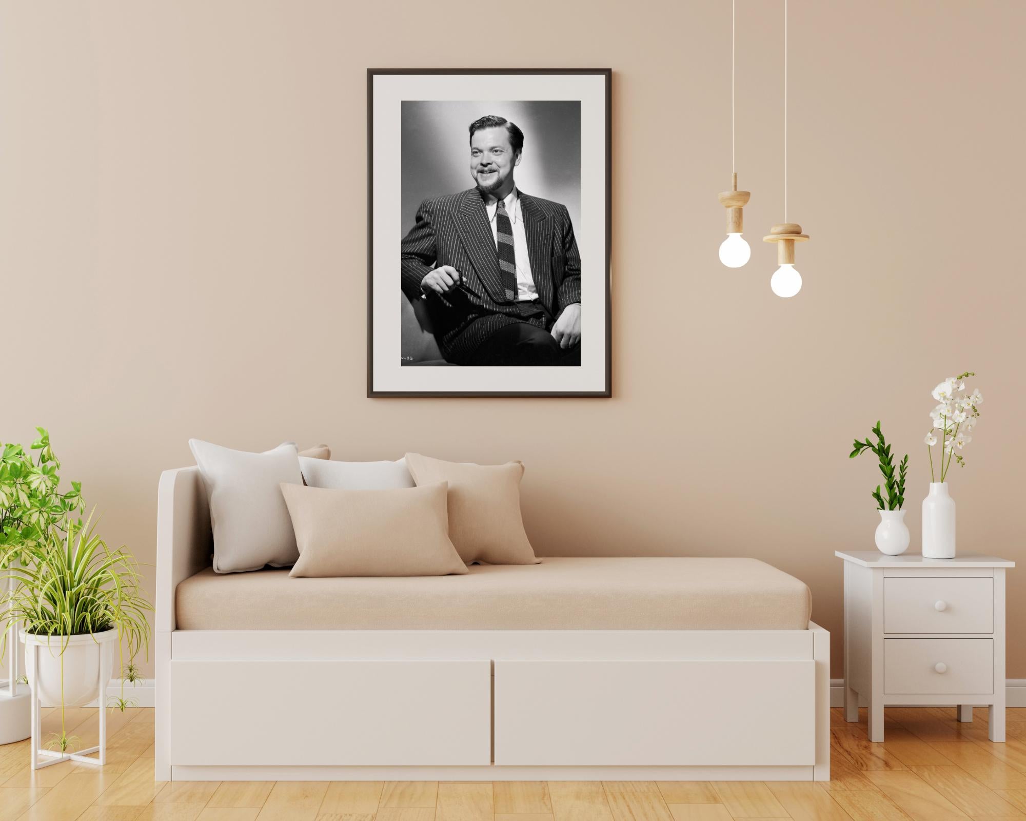 Orson Welles lächelt im Studio – Photograph von Unknown
