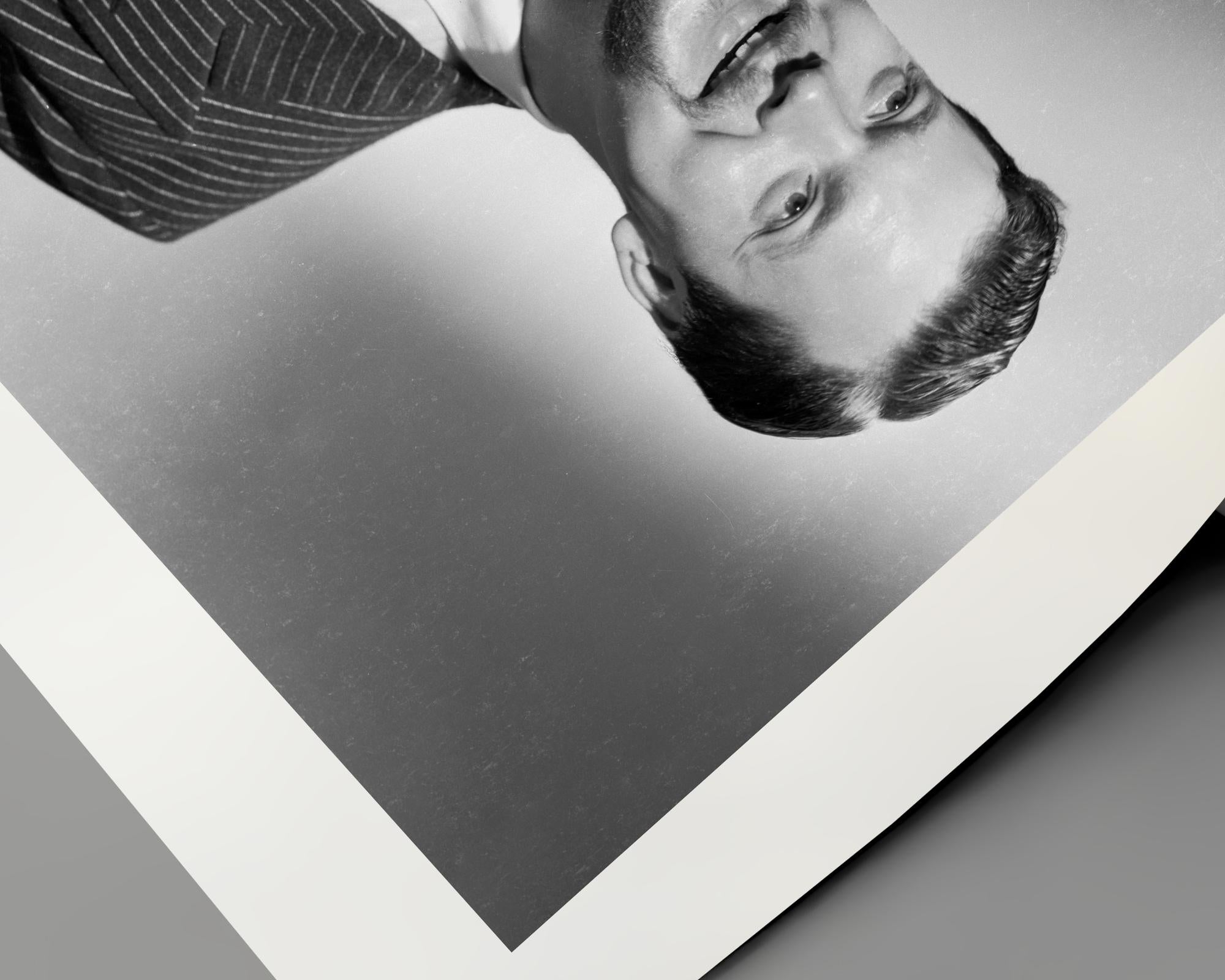 Orson Welles lächelt im Studio (Zeitgenössisch), Photograph, von Unknown