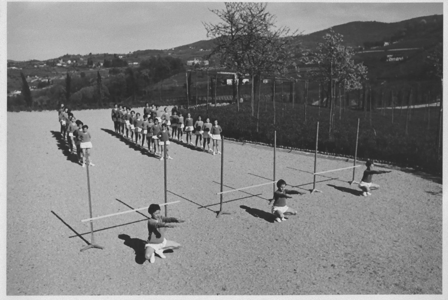 Éducation physique en extérieur pendant le Fascisme en Italie - Photo b/w - 1930 c.a.