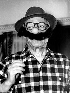 Pablo Picasso tenant un masque drôle