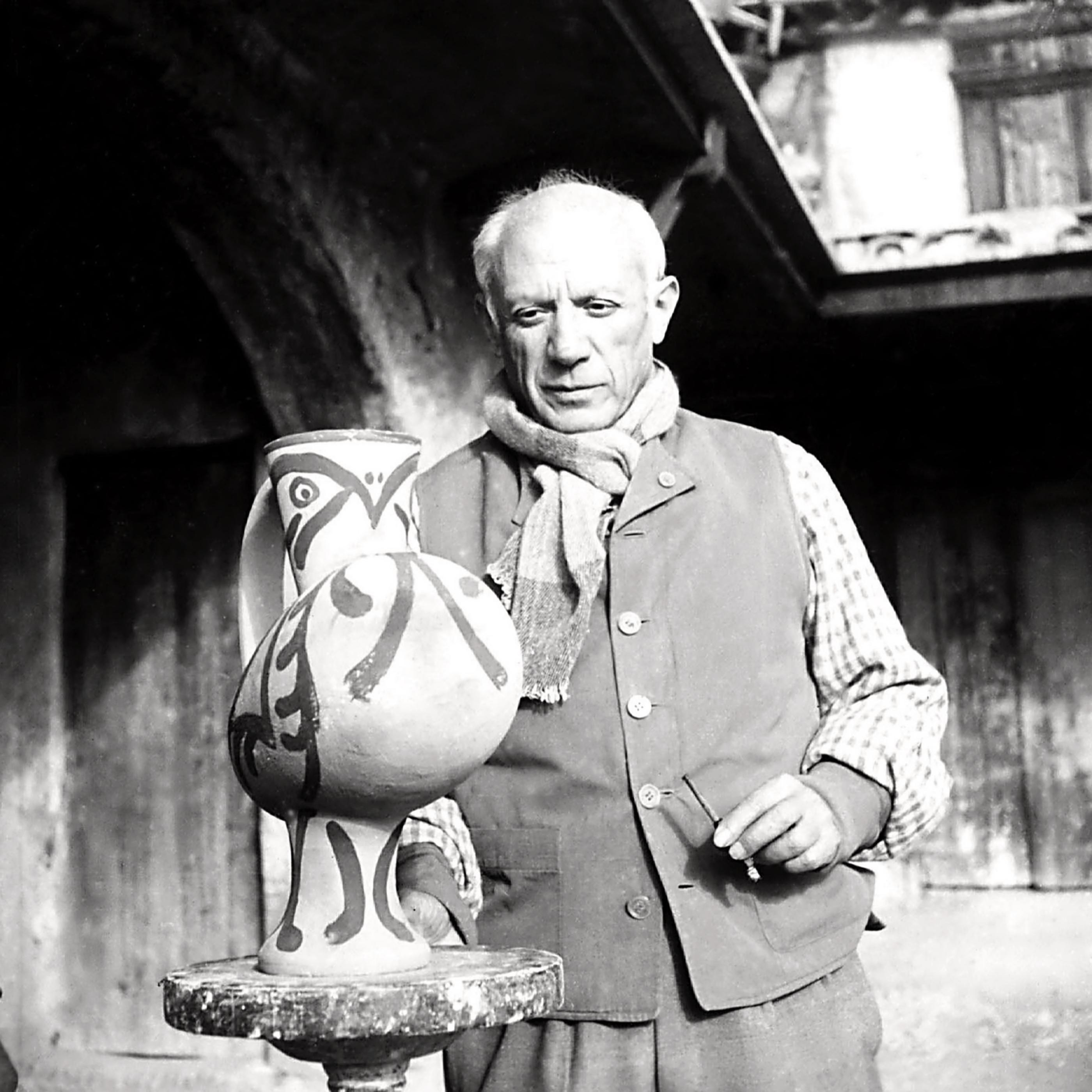 Black and White Photograph de Unknown - Pablo Picasso: Maestro Escultor