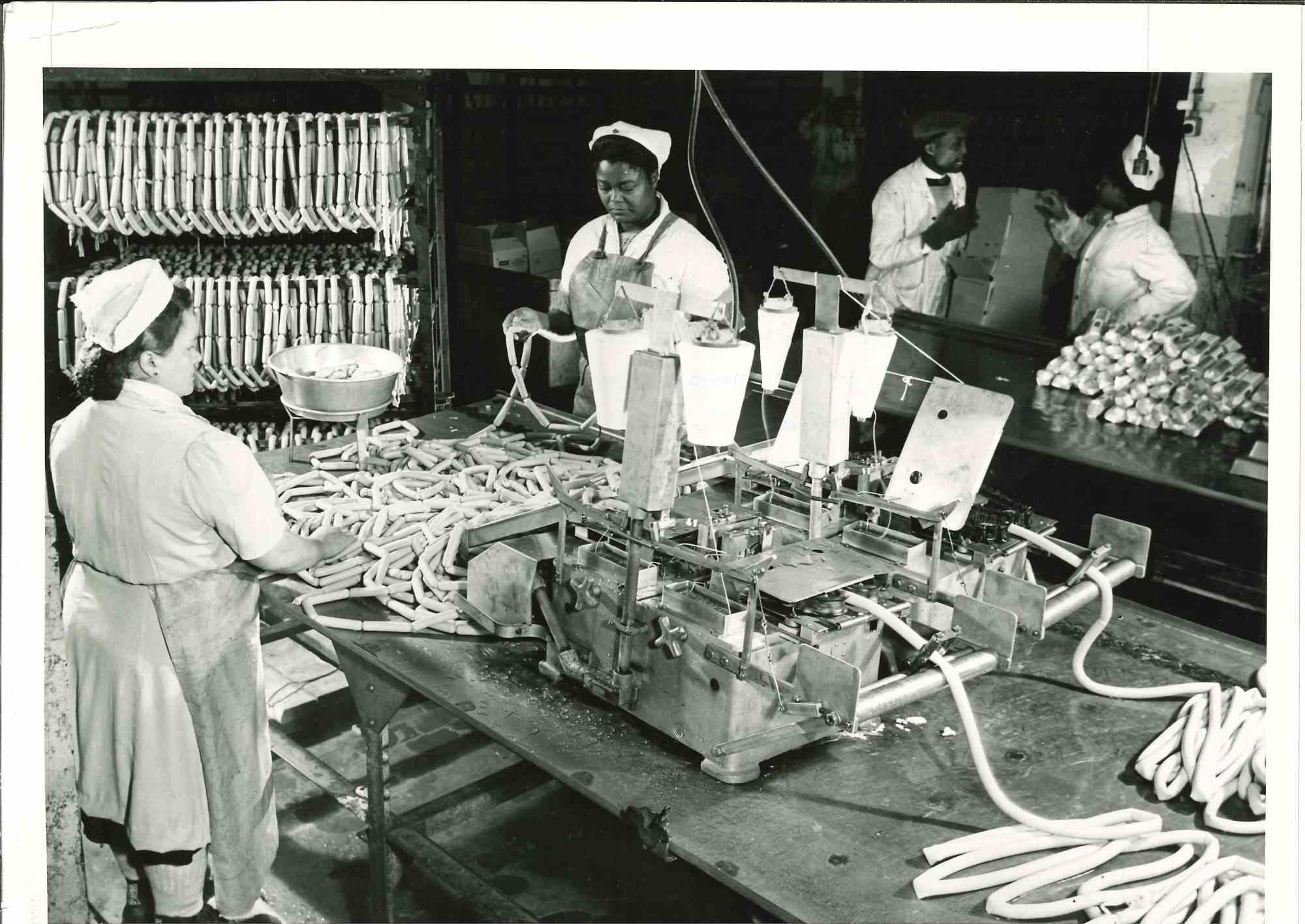 Unknown Figurative Photograph - Packing Industry - American Vintage Photograph - Mid 20th Century
