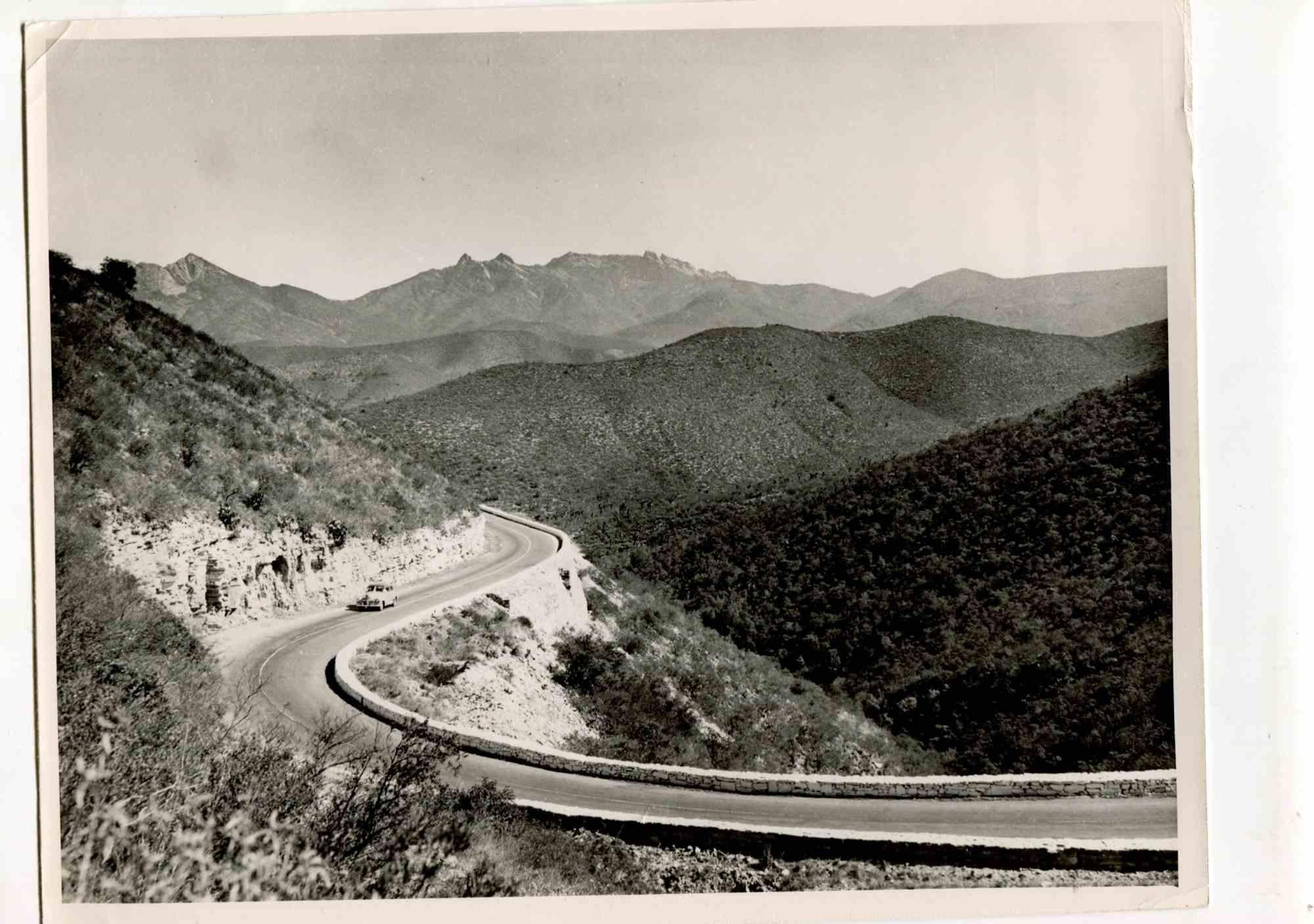 Unknown Figurative Photograph – Pan-American Highway – amerikanische Vintage-Fotografie – Mitte des 20. Jahrhunderts